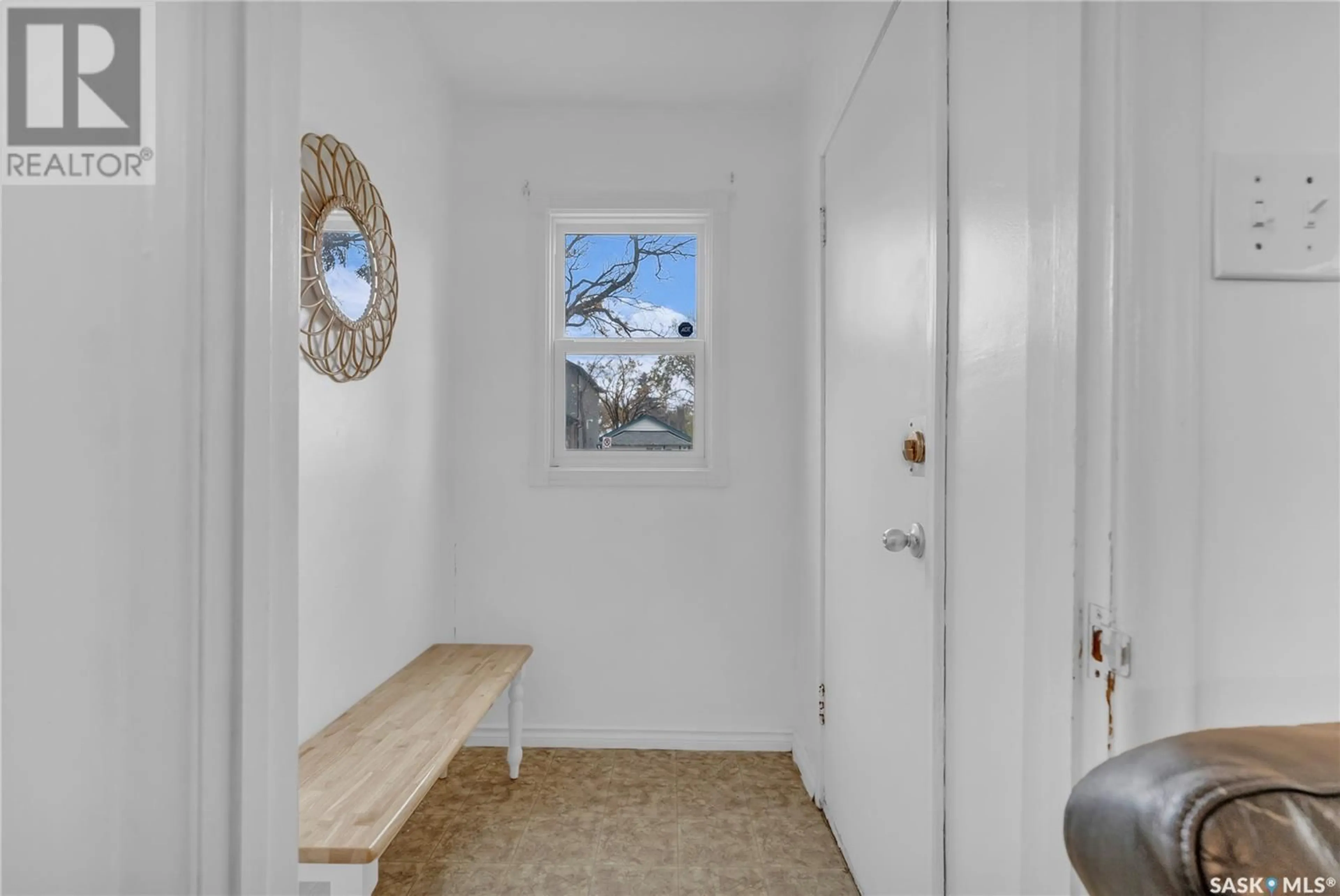 Indoor entryway for 1207 D AVENUE, Saskatoon Saskatchewan S7L1N9
