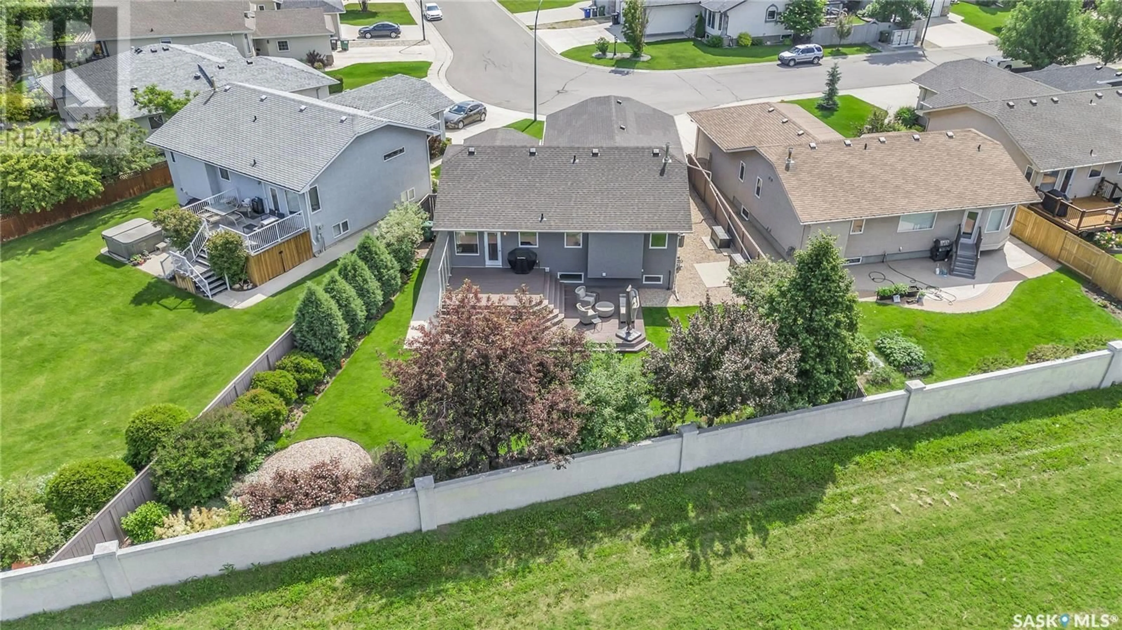 A pic from outside/outdoor area/front of a property/back of a property/a pic from drone, street for 175 KUTZ CRESCENT, Saskatoon Saskatchewan S7N4S5