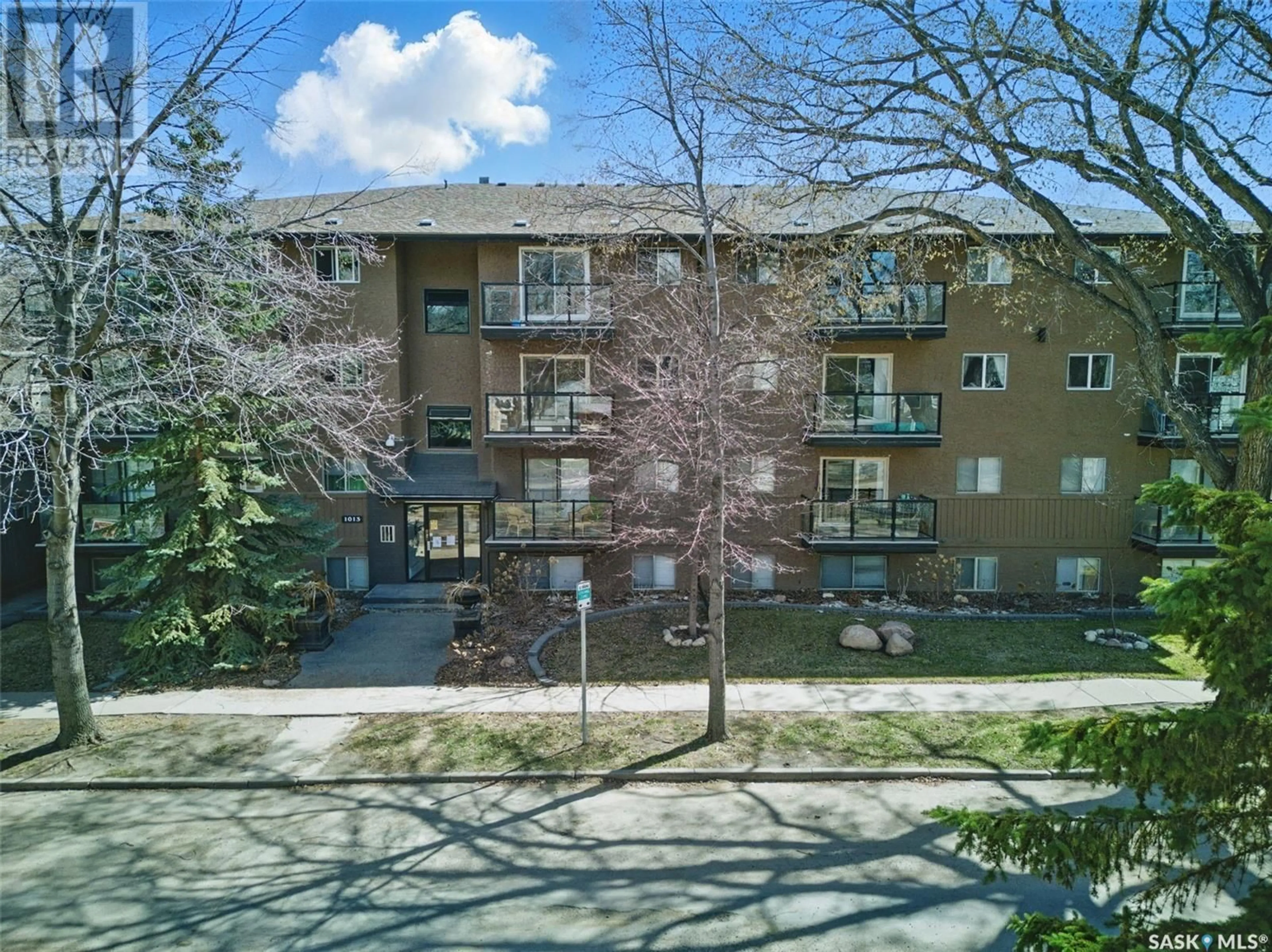 A pic from outside/outdoor area/front of a property/back of a property/a pic from drone, street for 404 1013 LANSDOWNE AVENUE, Saskatoon Saskatchewan S7H2C2