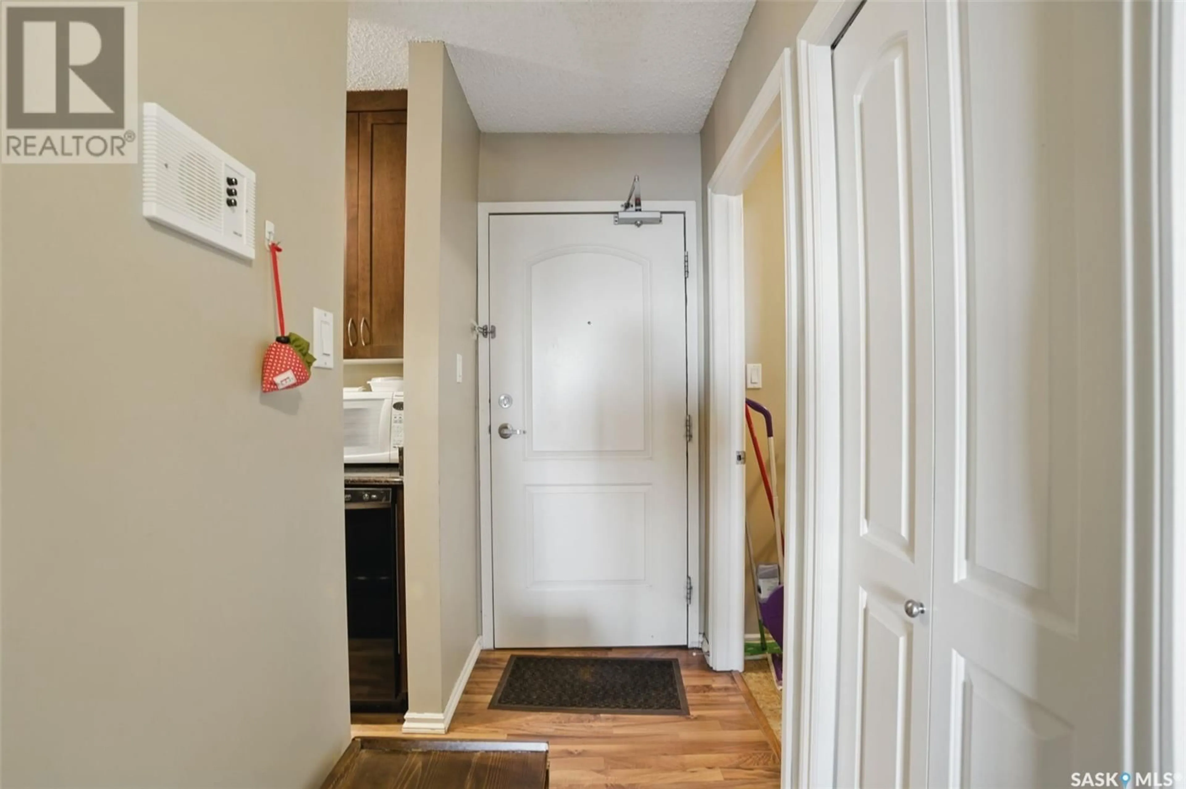 Indoor entryway for 404 1013 LANSDOWNE AVENUE, Saskatoon Saskatchewan S7H2C2