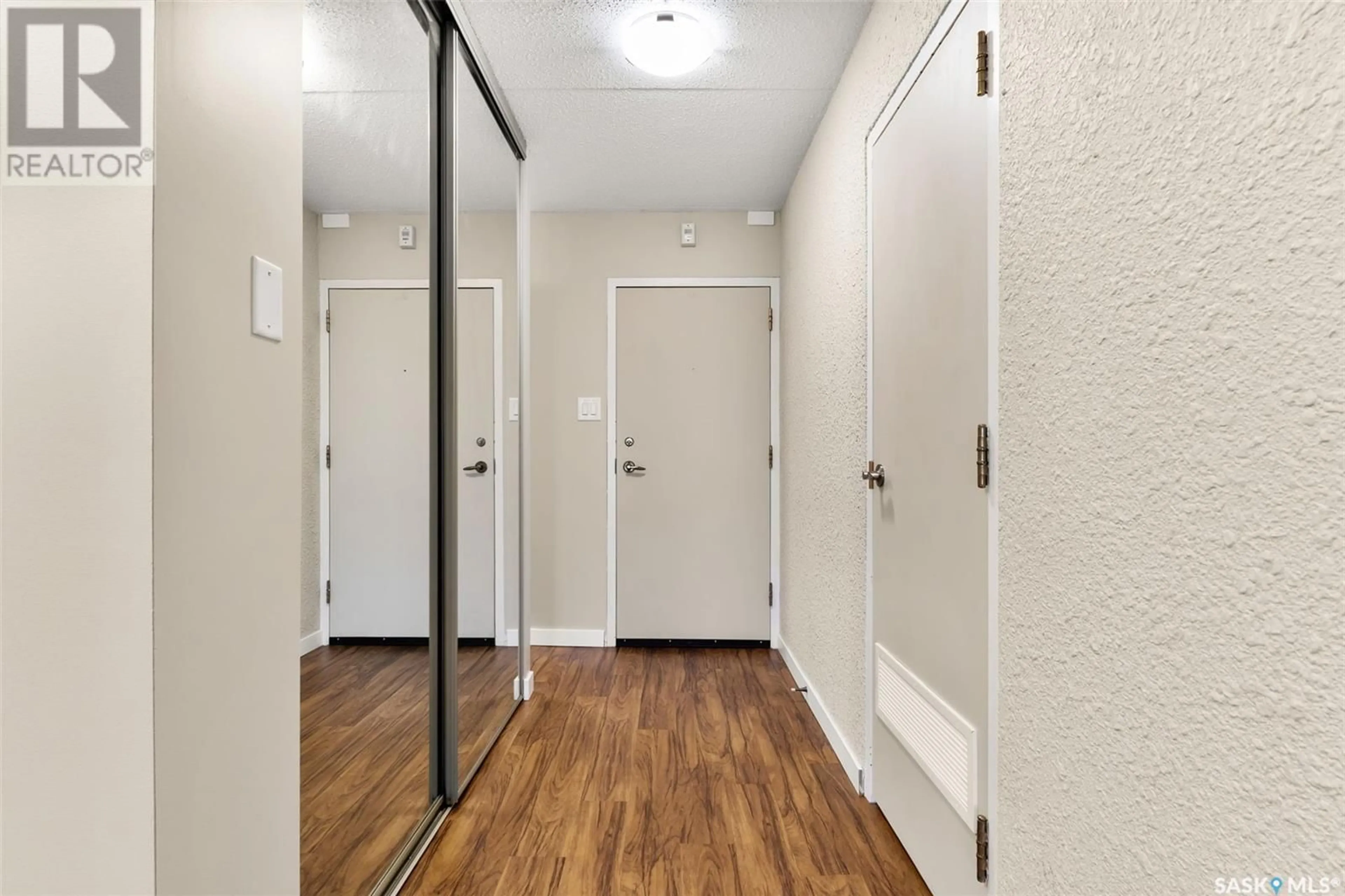 Indoor entryway for 3520 - 1408 HILLSDALE STREET, Regina Saskatchewan S4S5Z5