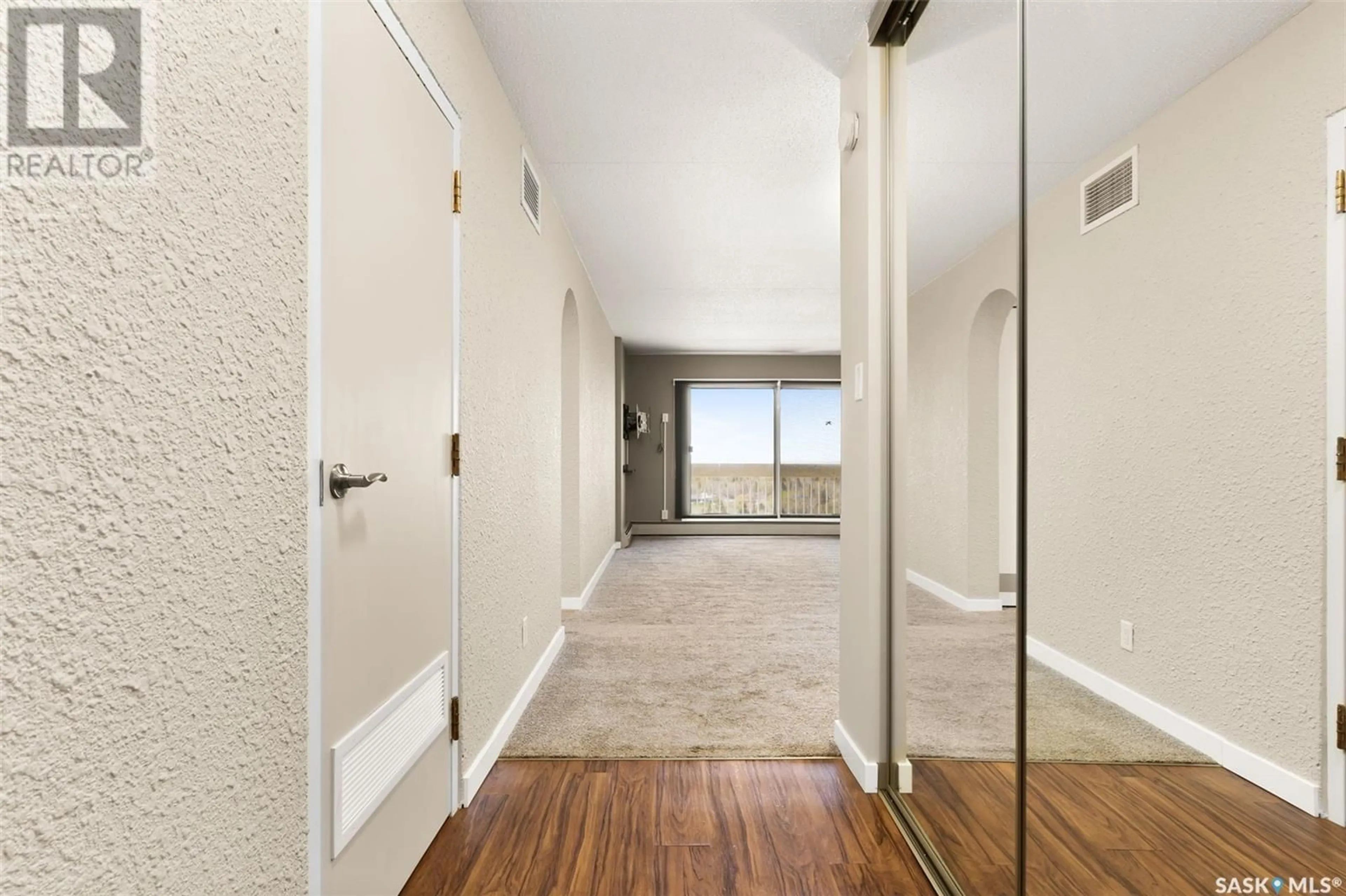 Indoor entryway for 3520 - 1408 HILLSDALE STREET, Regina Saskatchewan S4S5Z5