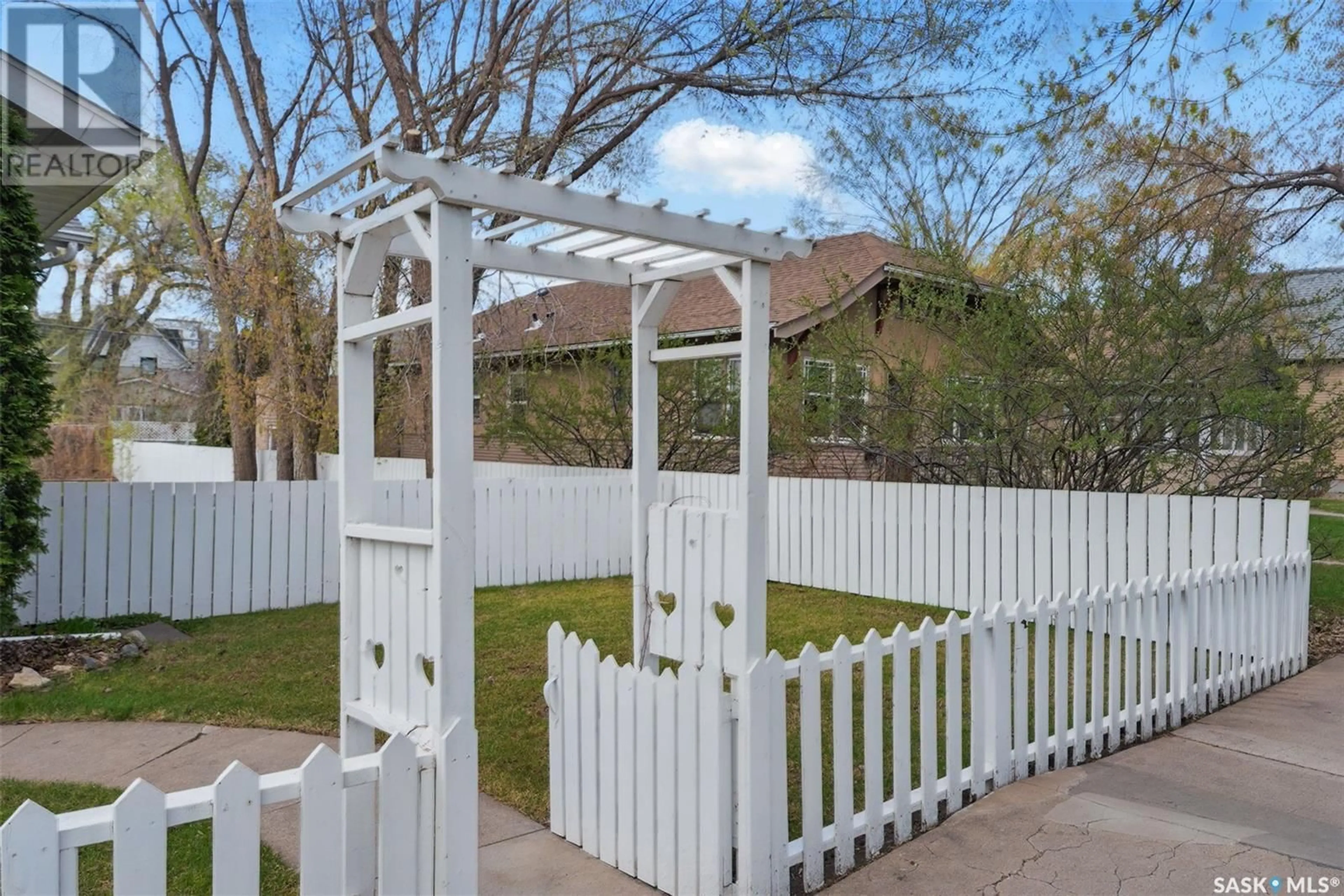 Patio, street for 509 7TH STREET, Saskatoon Saskatchewan S7H0X6