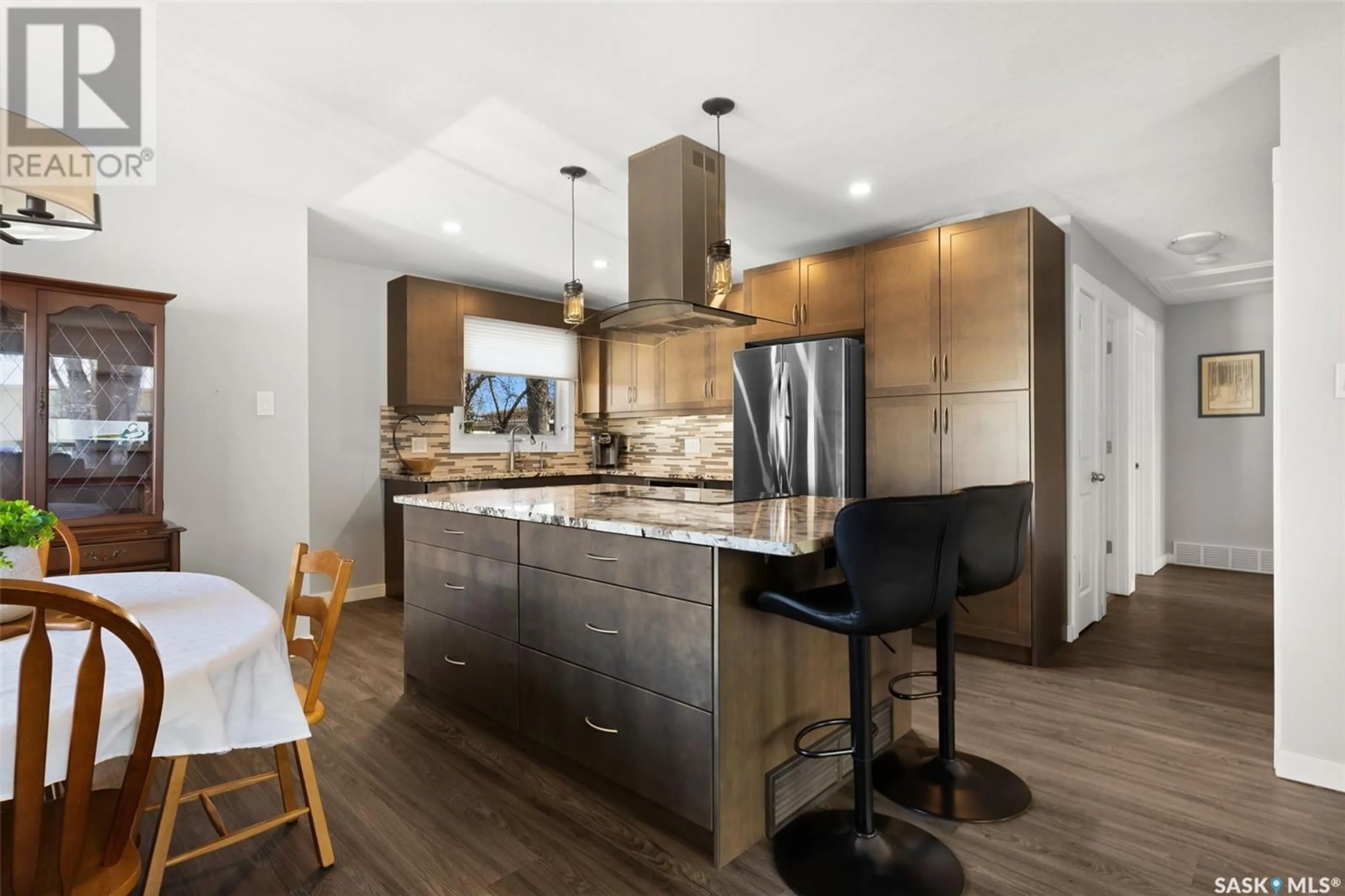 Contemporary kitchen, unknown for 114 COLEMAN CRESCENT, Regina Saskatchewan S4N5J5
