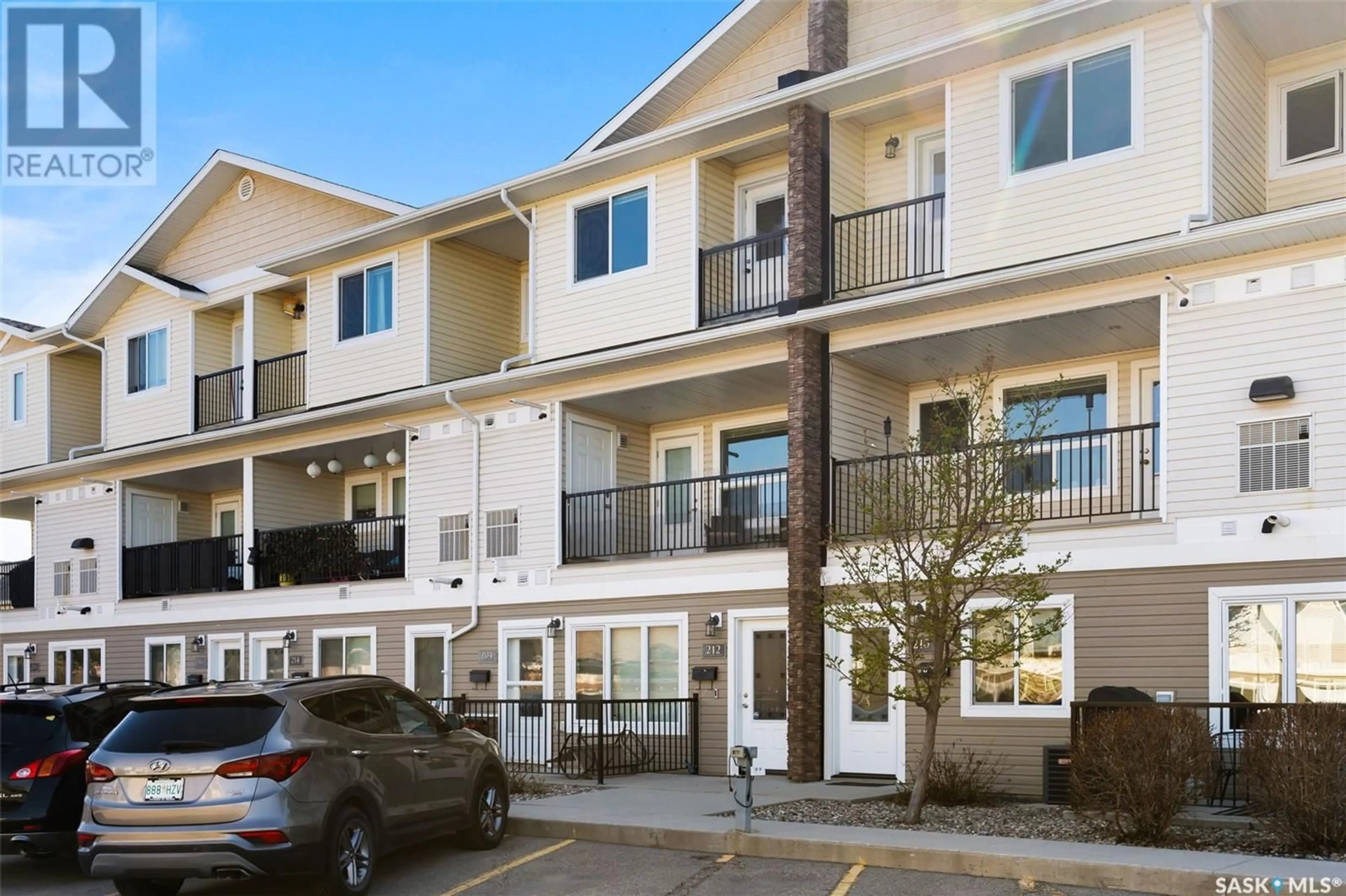 Patio, street for 212 1220 EMPRESS STREET, Regina Saskatchewan S4T1G7