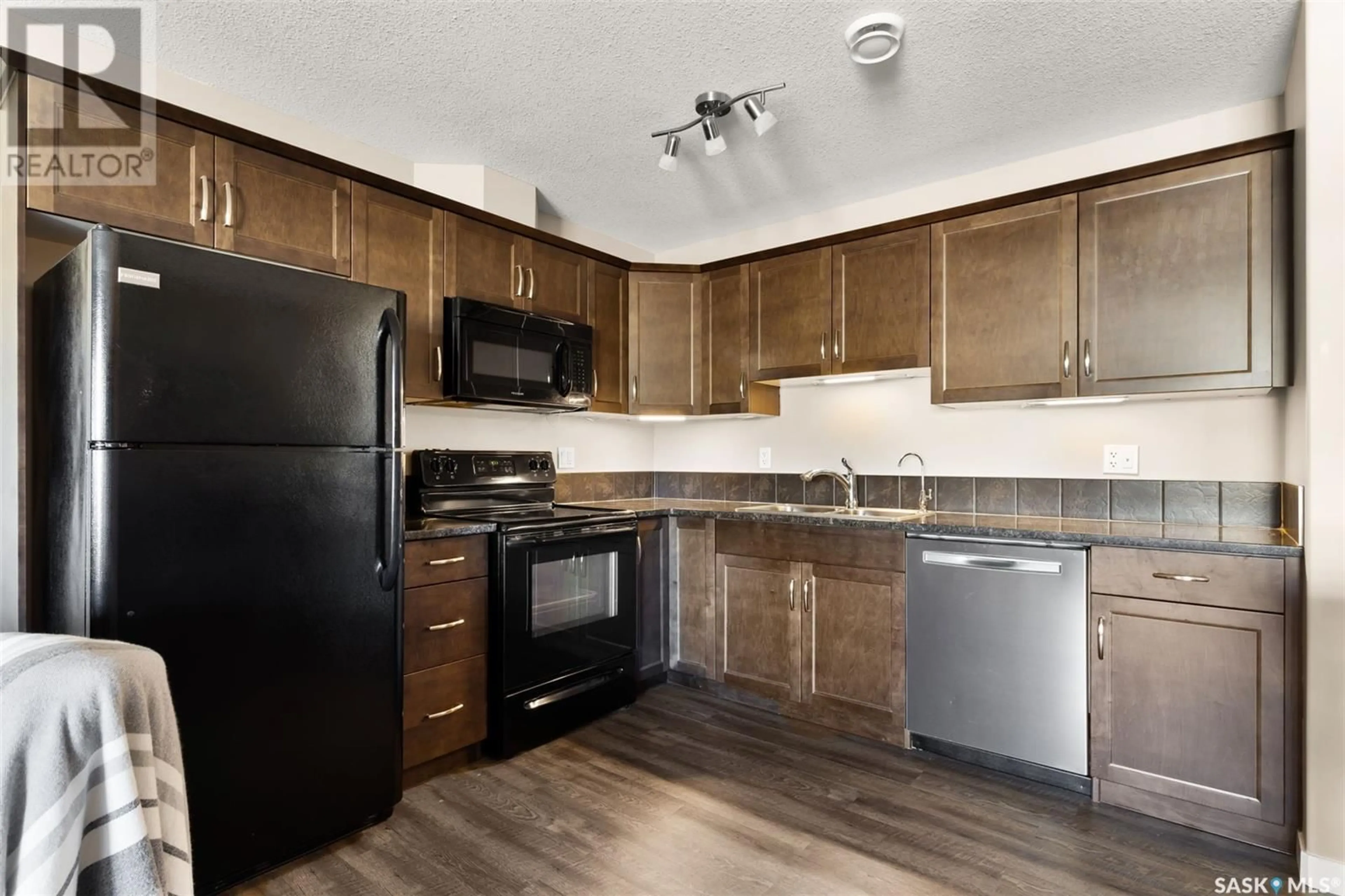 Standard kitchen, wood/laminate floor for 212 1220 EMPRESS STREET, Regina Saskatchewan S4T1G7