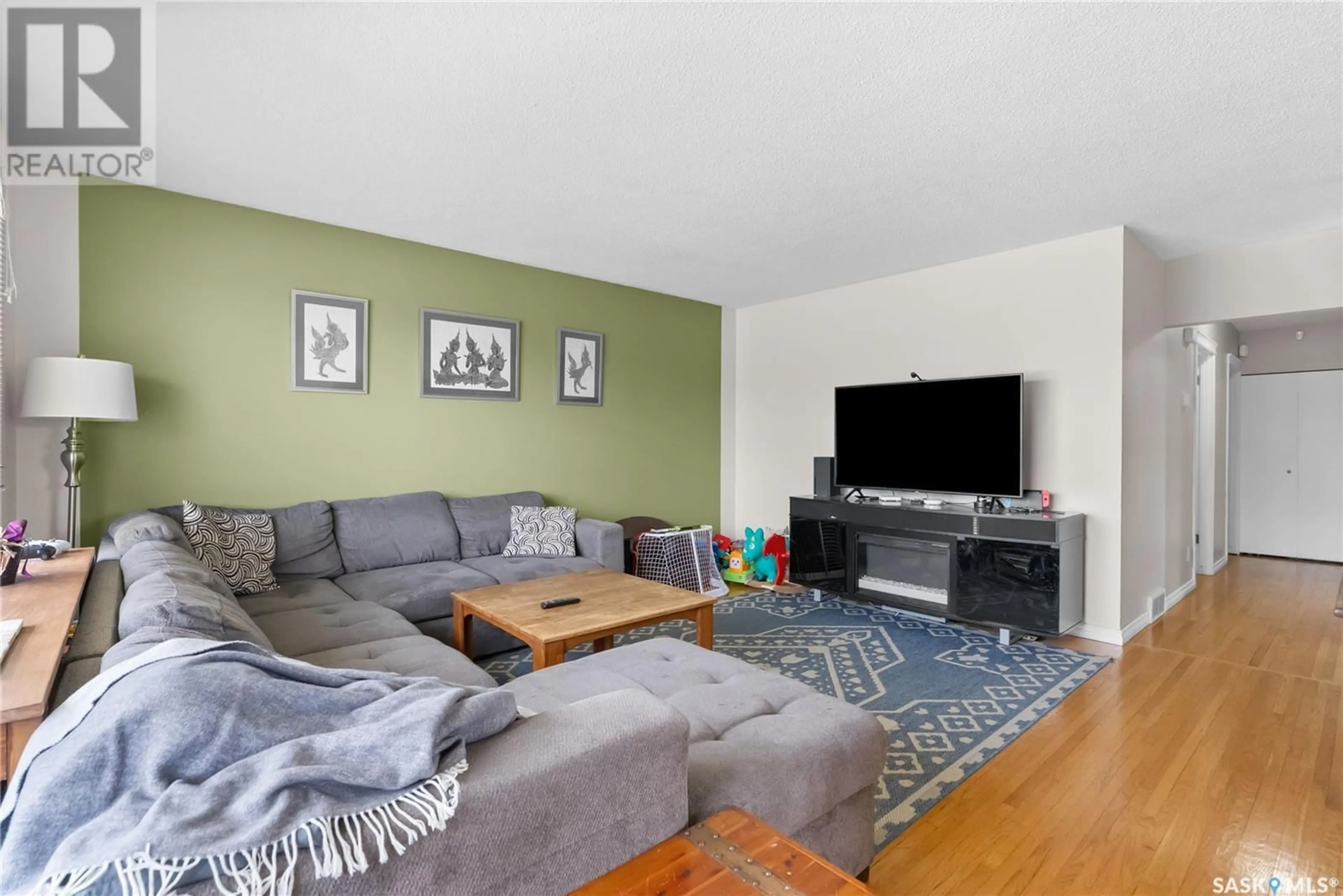 Living room with furniture, unknown for 52 MADISON CRESCENT, Saskatoon Saskatchewan S7L3V8