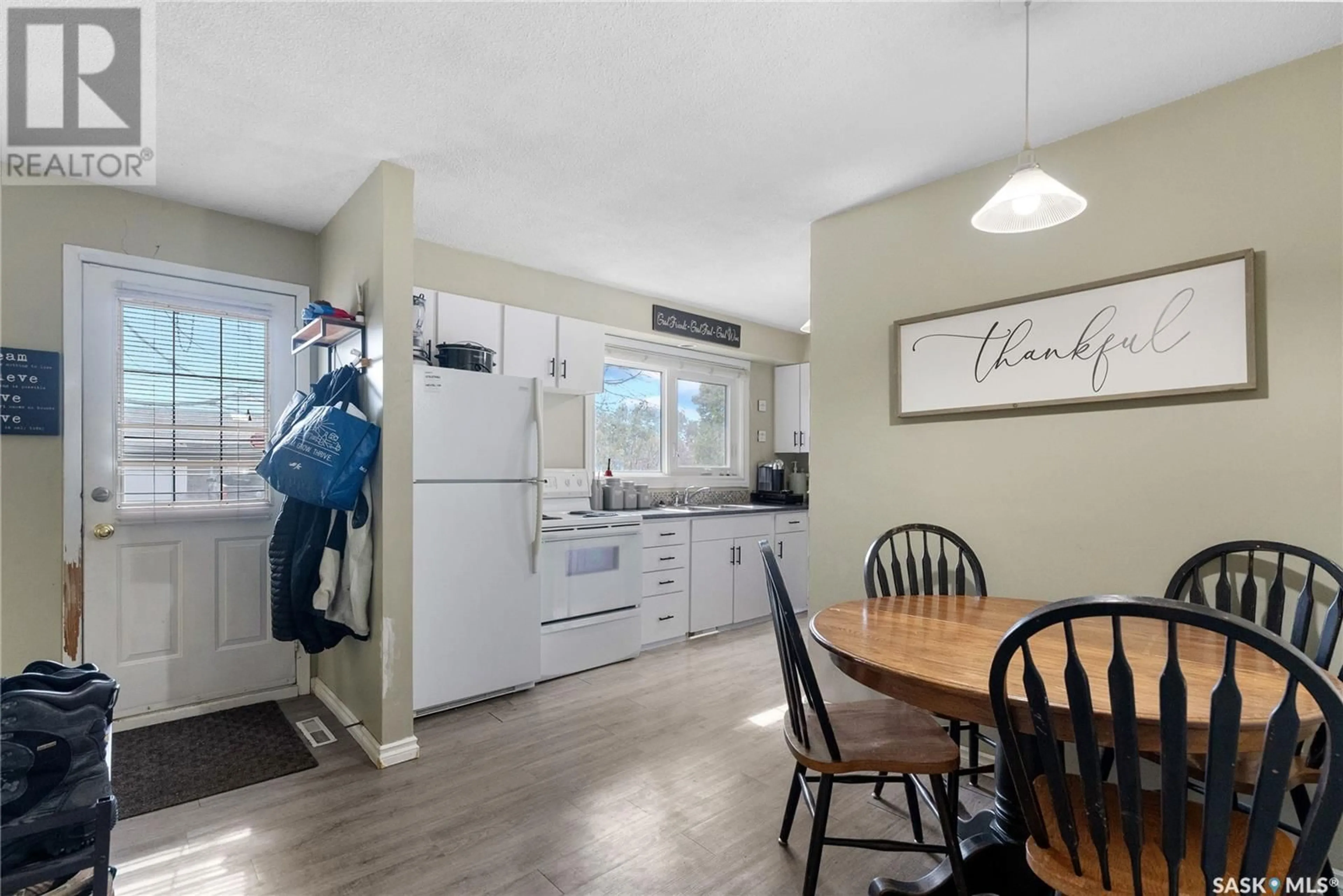 Open concept kitchen, unknown for 52 MADISON CRESCENT, Saskatoon Saskatchewan S7L3V8