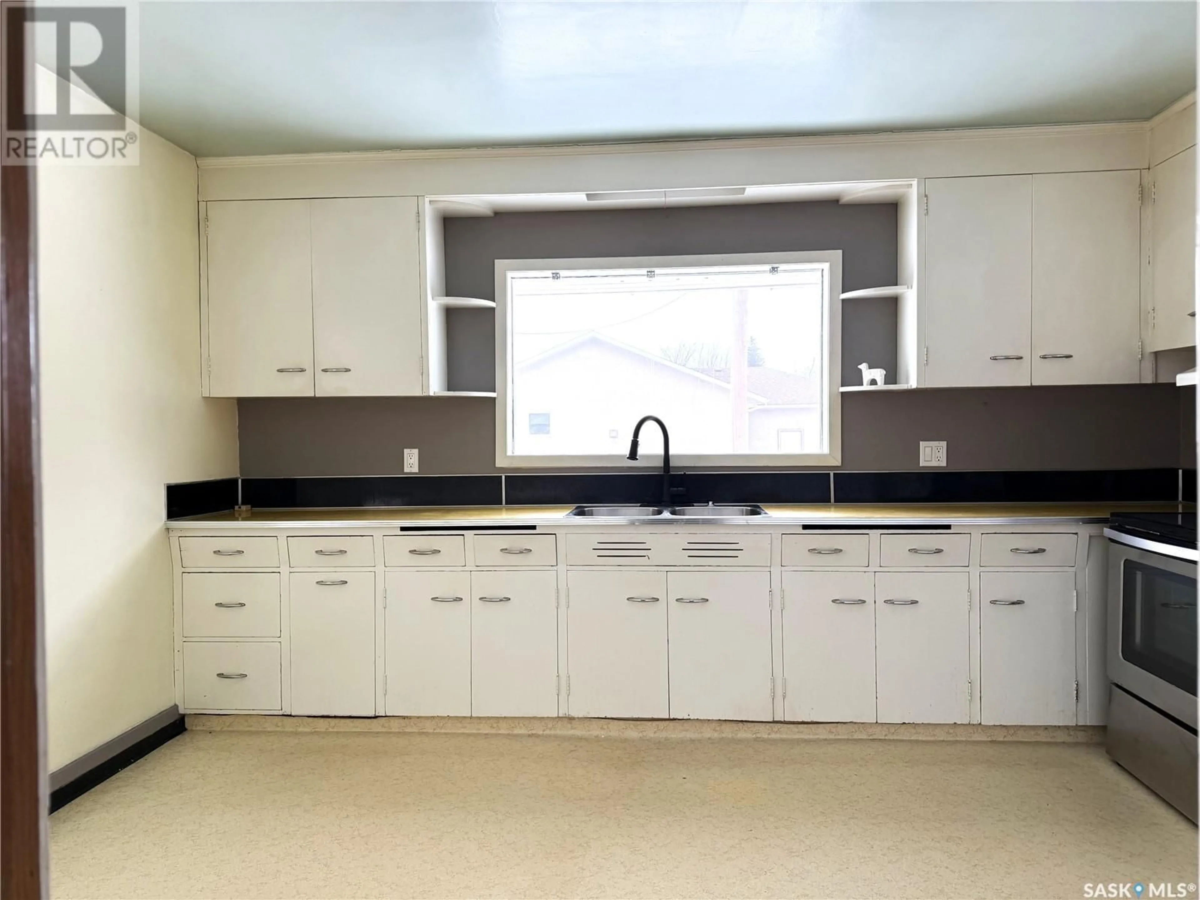 Standard kitchen, ceramic/tile floor for 637 6TH STREET, Humboldt Saskatchewan S0K2A0