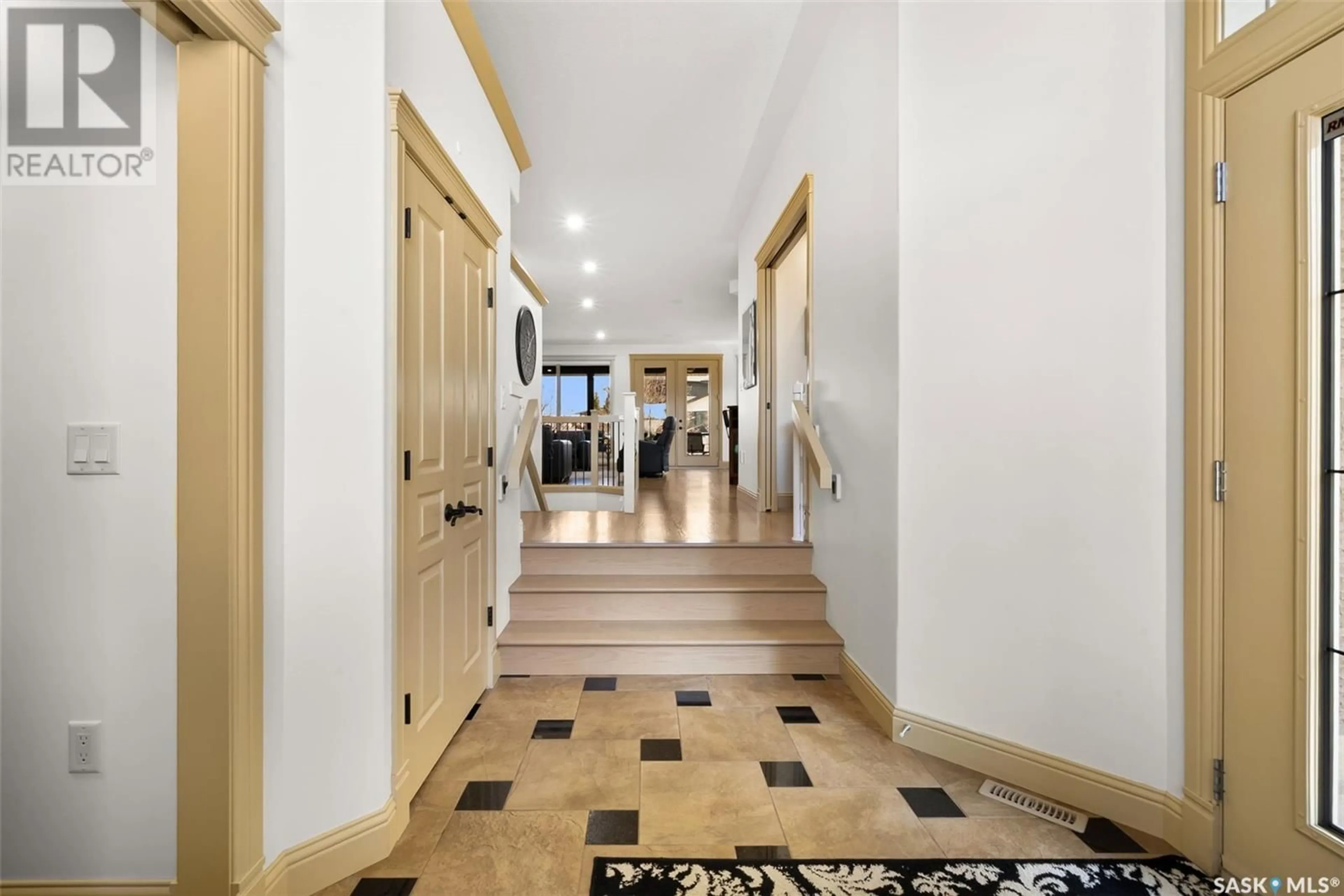Indoor foyer for 8035 WASCANA GARDENS CRESCENT, Regina Saskatchewan S4V1G8