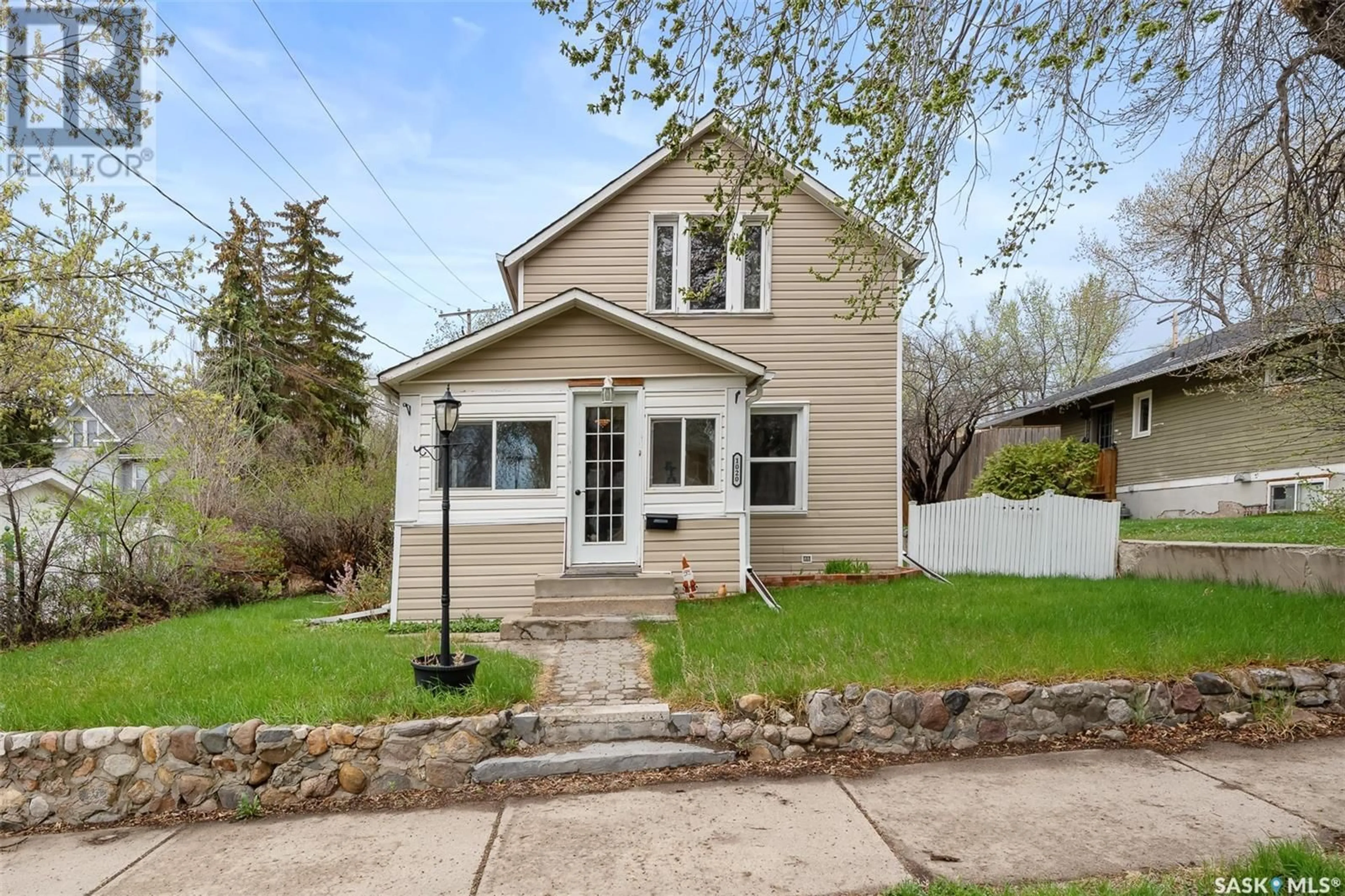 Home with vinyl exterior material, street for 1020 2ND AVENUE, Moose Jaw Saskatchewan S6H3R2