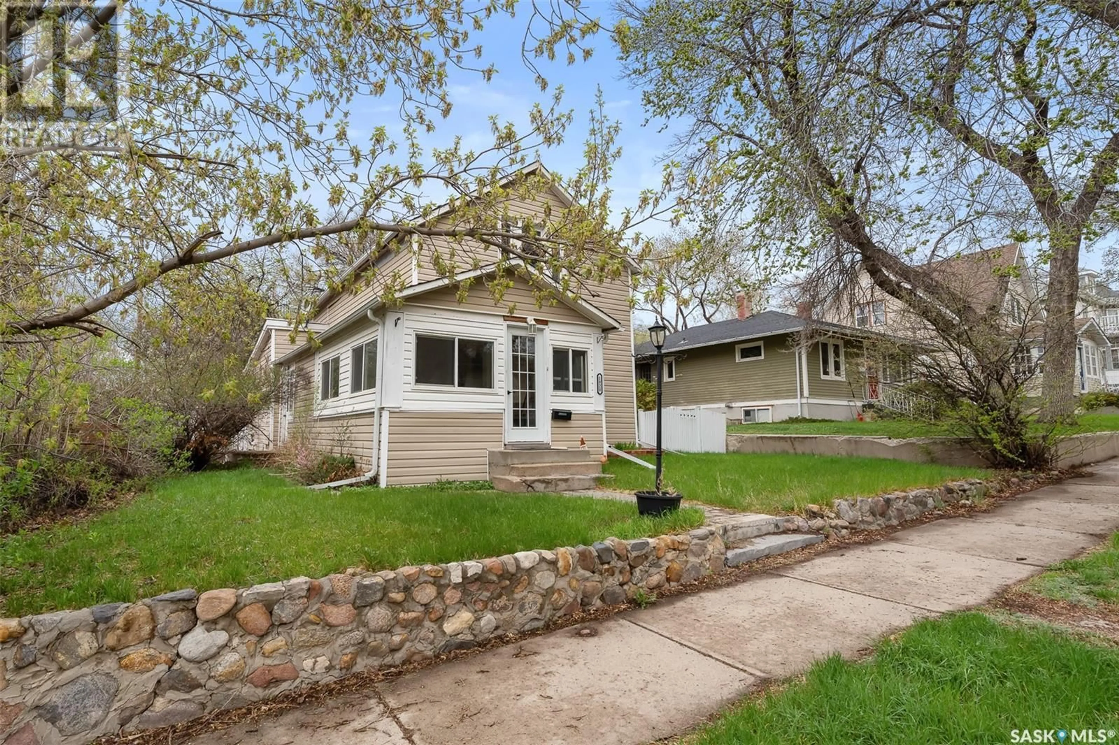 Home with vinyl exterior material, street for 1020 2ND AVENUE, Moose Jaw Saskatchewan S6H3R2