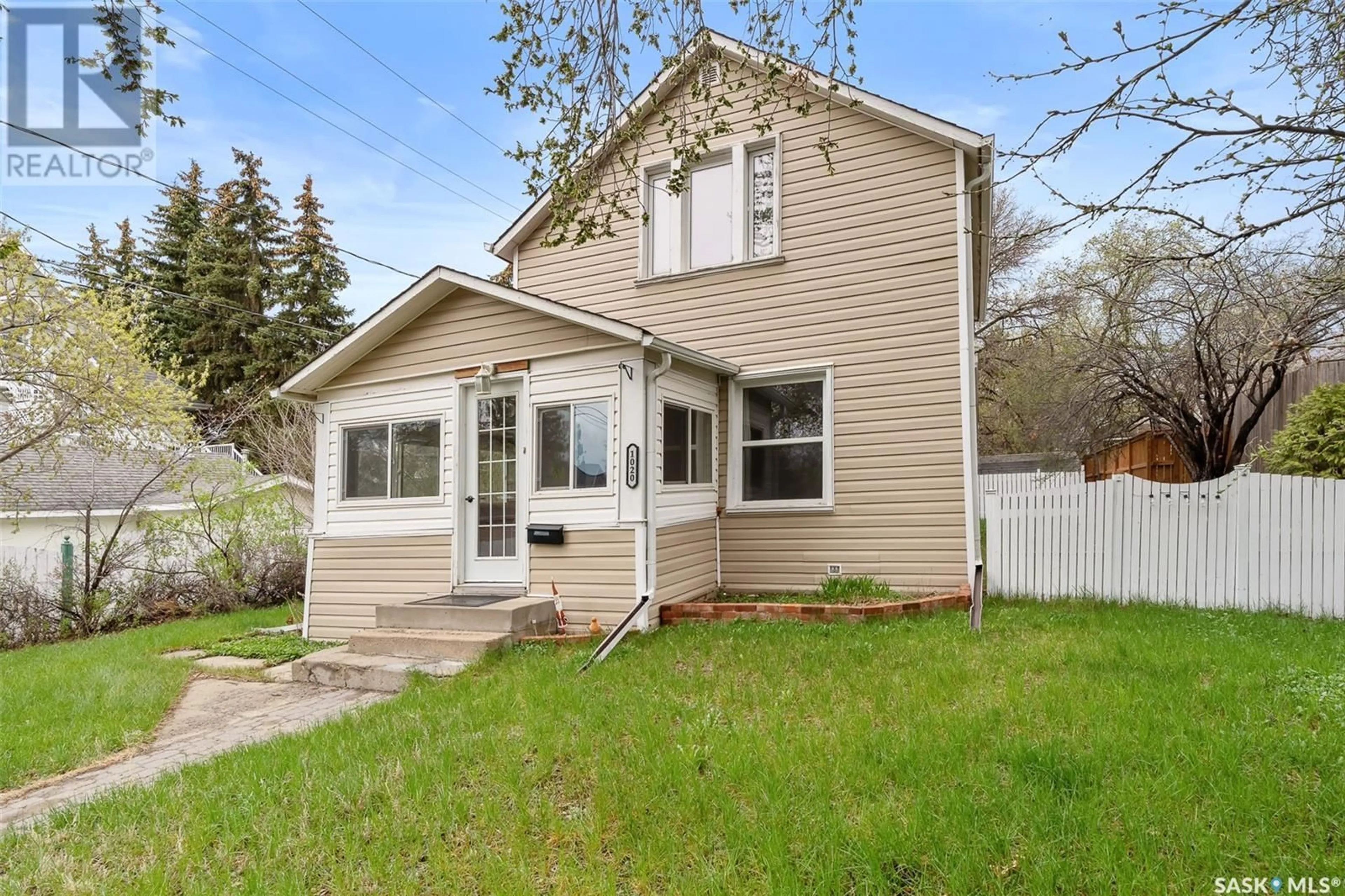 Home with vinyl exterior material, street for 1020 2ND AVENUE, Moose Jaw Saskatchewan S6H3R2