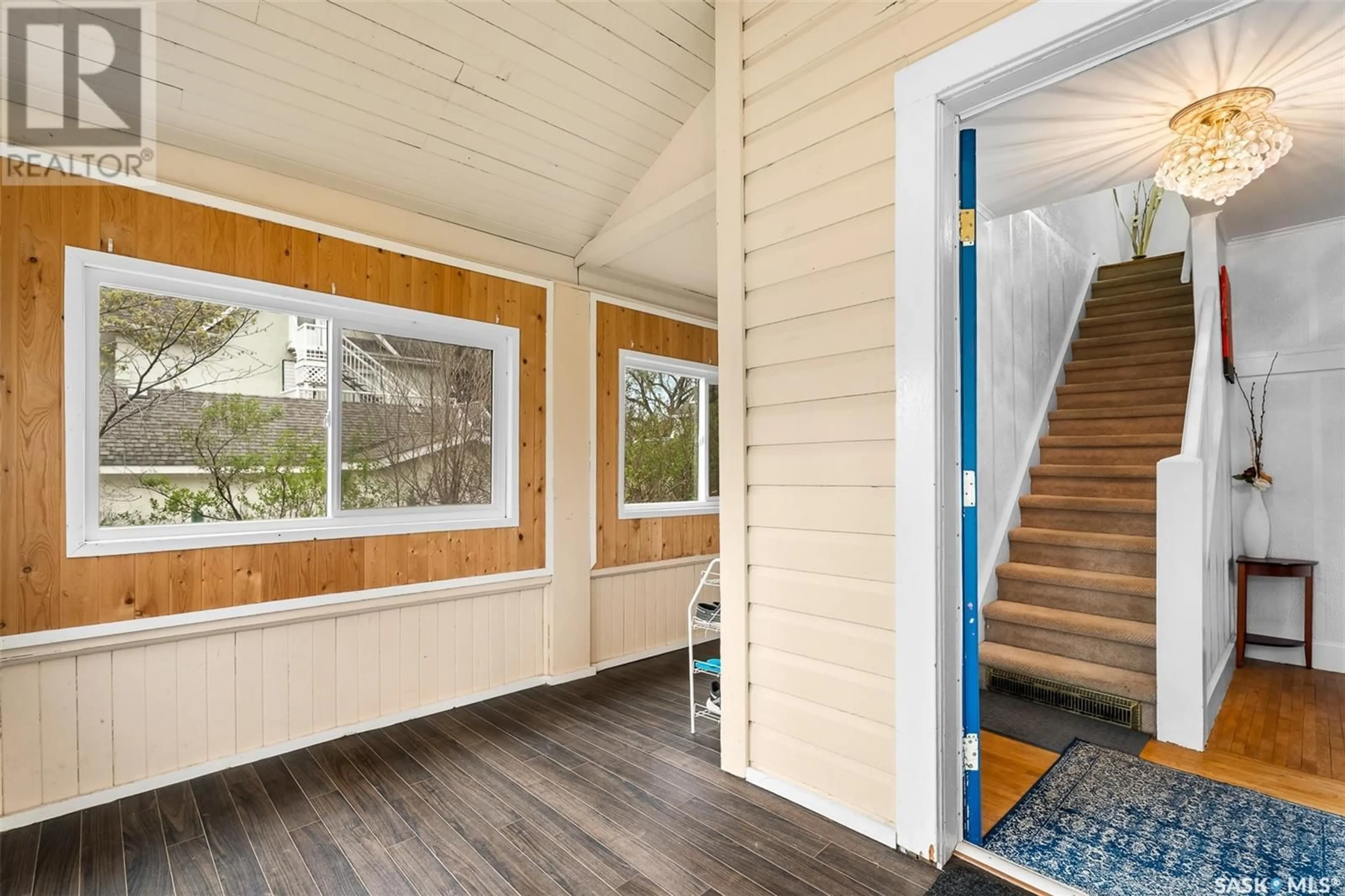 Indoor entryway for 1020 2ND AVENUE, Moose Jaw Saskatchewan S6H3R2