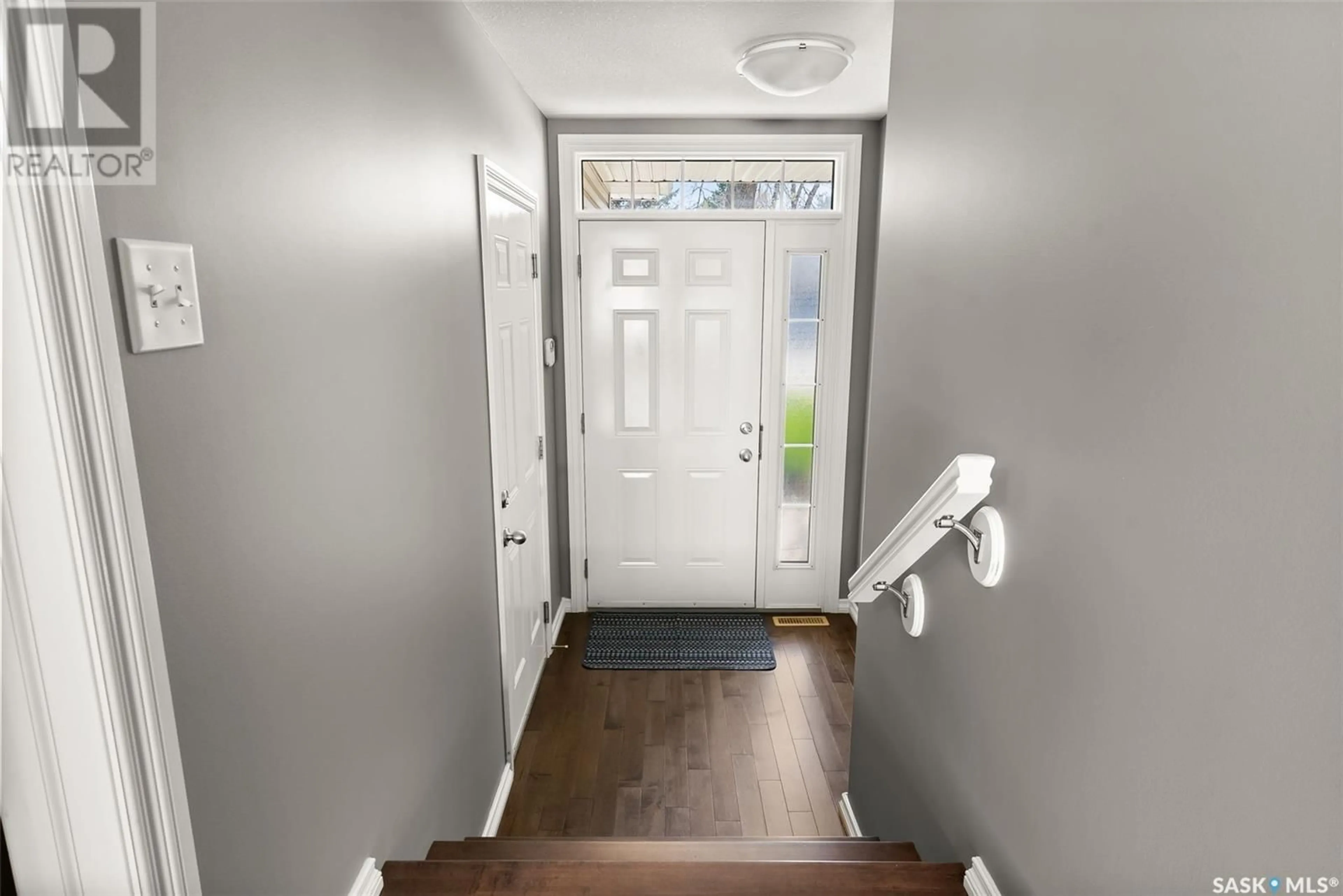 Indoor entryway for 5208 7TH AVENUE, Regina Saskatchewan S4R0K8