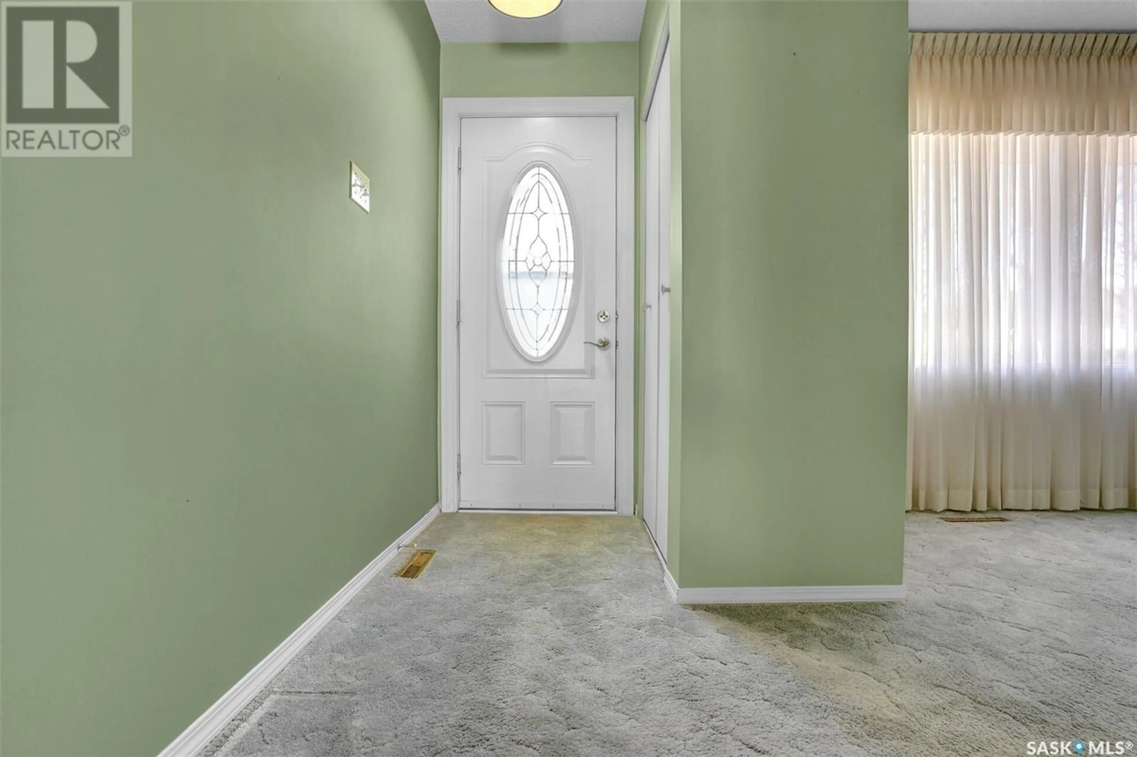 Indoor entryway for 160 CARDINAL CRESCENT, Regina Saskatchewan S4S4Y7
