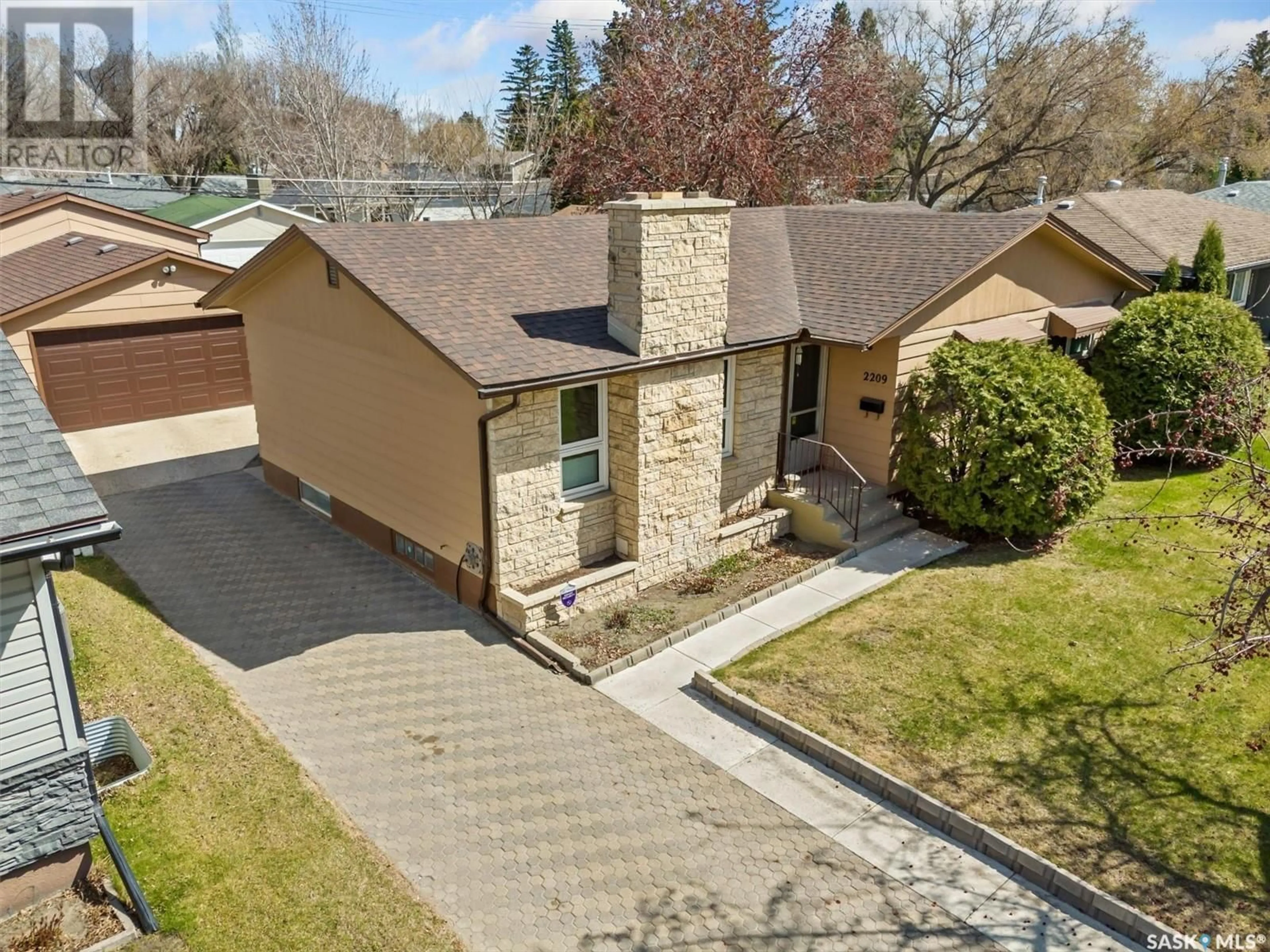 A pic from outside/outdoor area/front of a property/back of a property/a pic from drone, street for 2209 CUMBERLAND AVENUE, Saskatoon Saskatchewan S7J1Z4