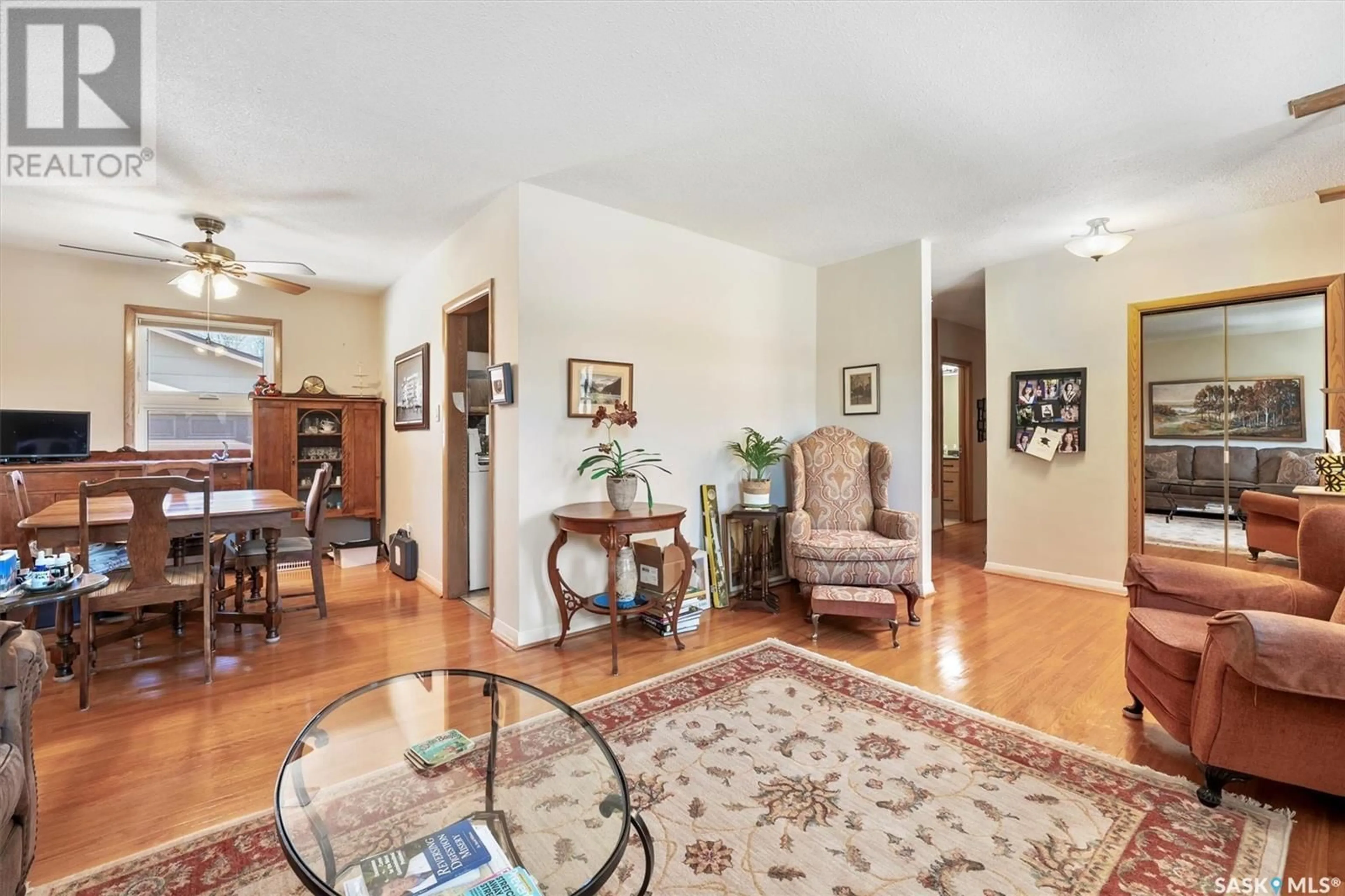 Indoor foyer for 2209 CUMBERLAND AVENUE, Saskatoon Saskatchewan S7J1Z4