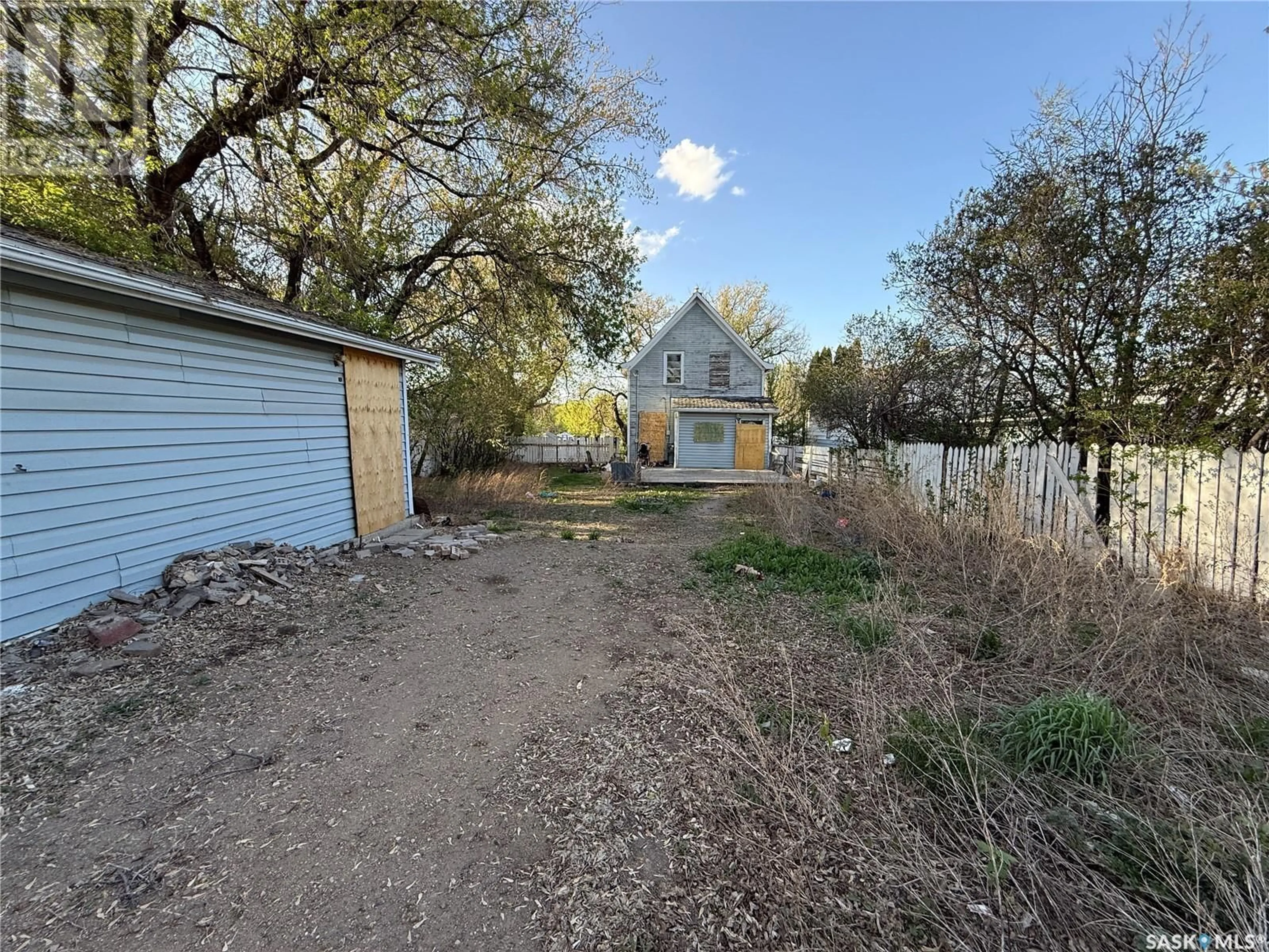 A pic from outside/outdoor area/front of a property/back of a property/a pic from drone, street for 2109 20TH STREET, Saskatoon Saskatchewan S7M1A7