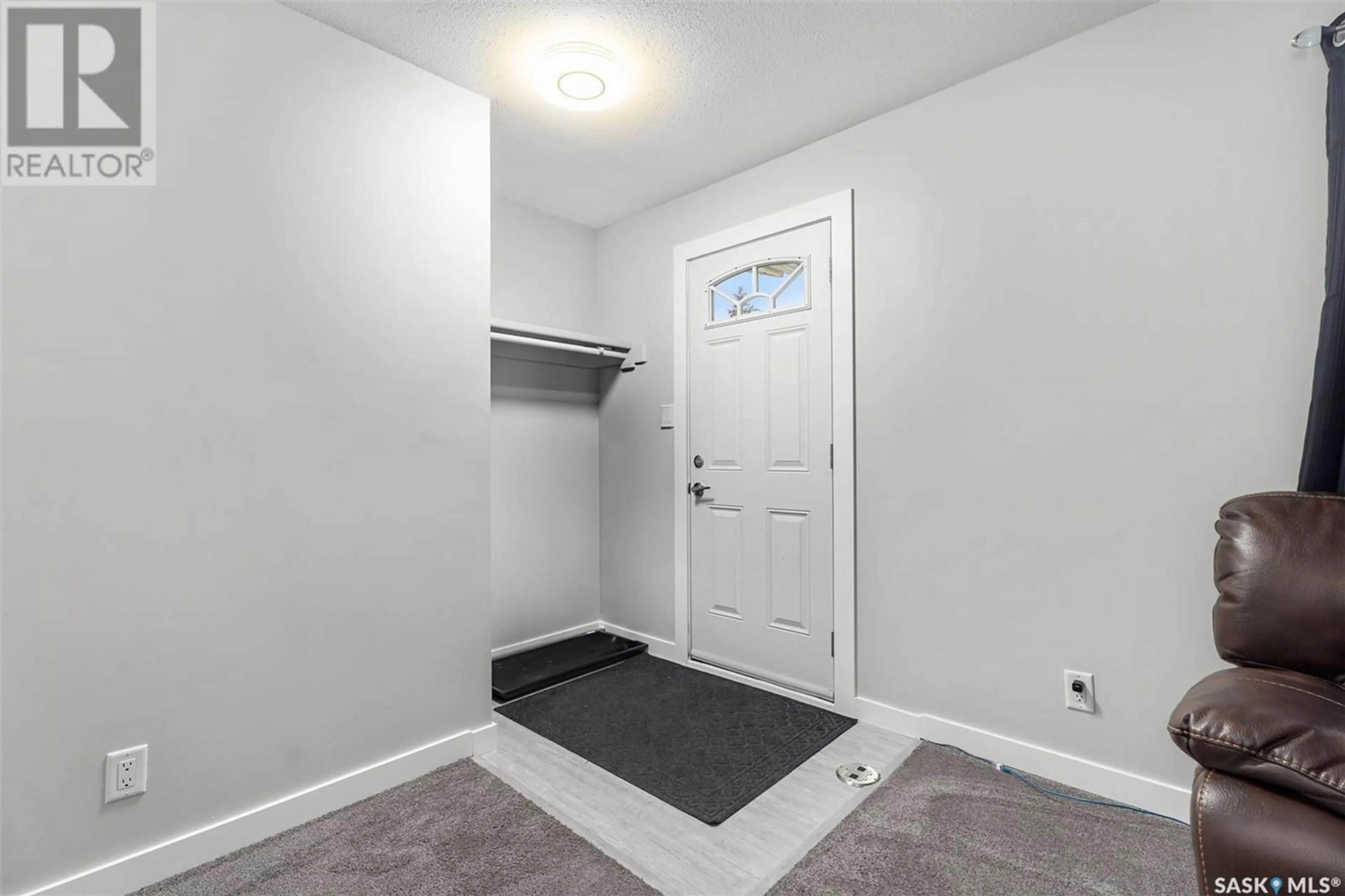 Indoor entryway for 214 X AVENUE, Saskatoon Saskatchewan S7L3J5