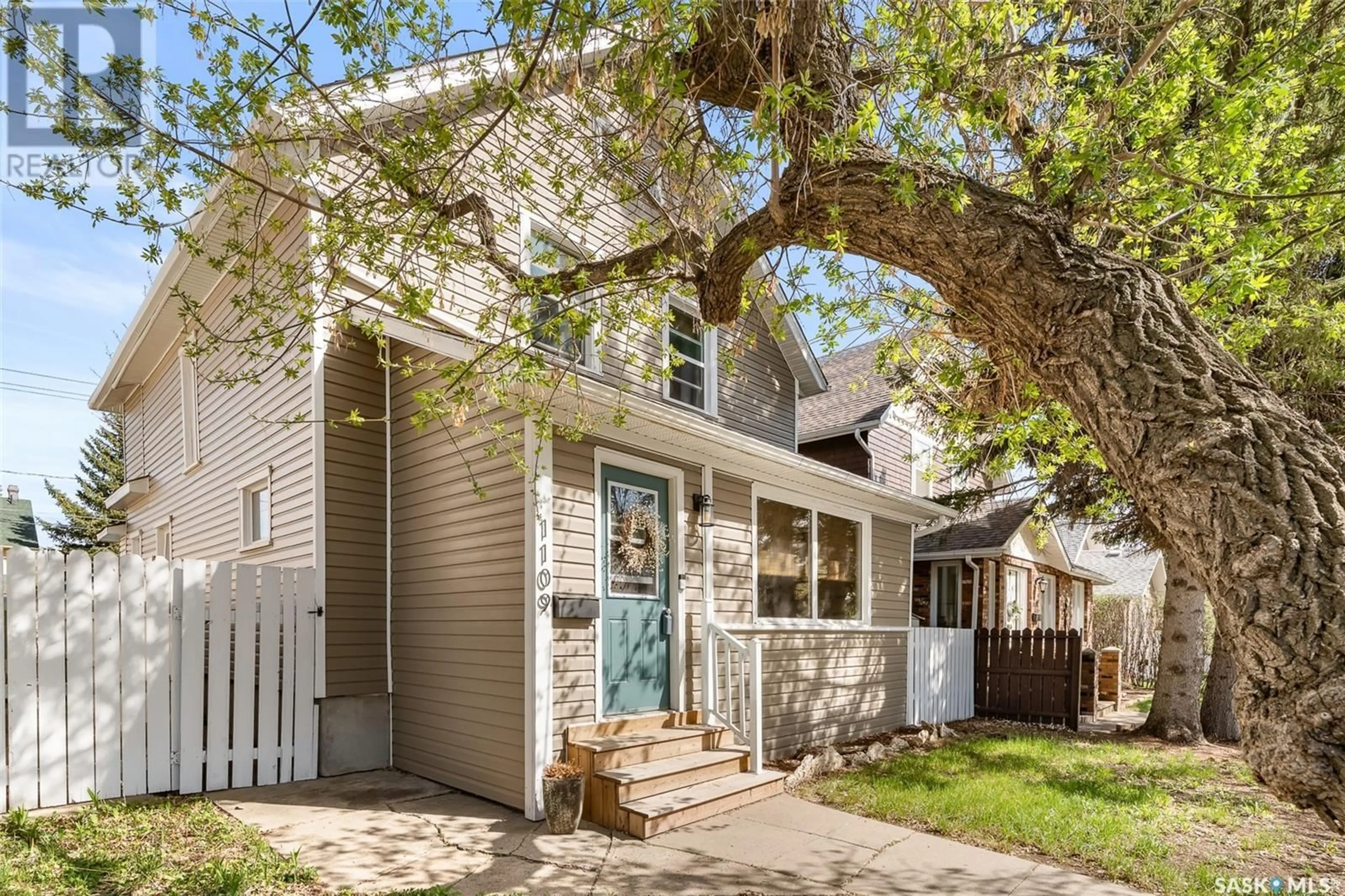 Home with vinyl exterior material, street for 1109 5TH AVENUE, Moose Jaw Saskatchewan S6H3Y6
