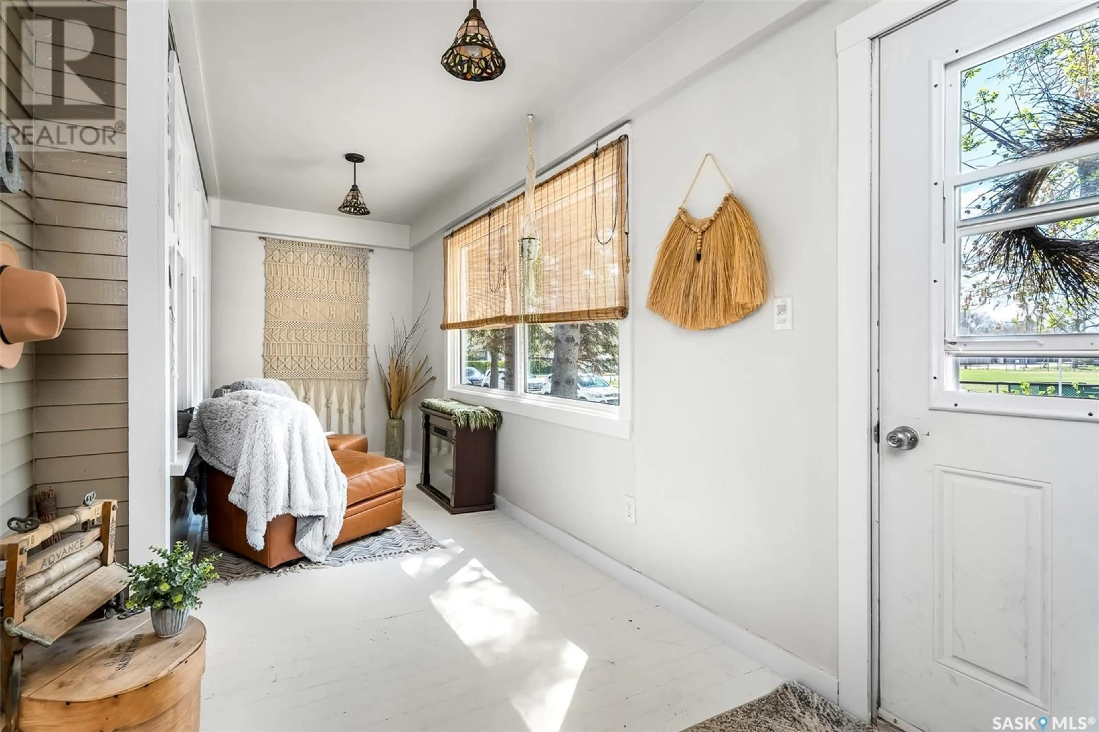 Indoor entryway for 1109 5TH AVENUE, Moose Jaw Saskatchewan S6H3Y6