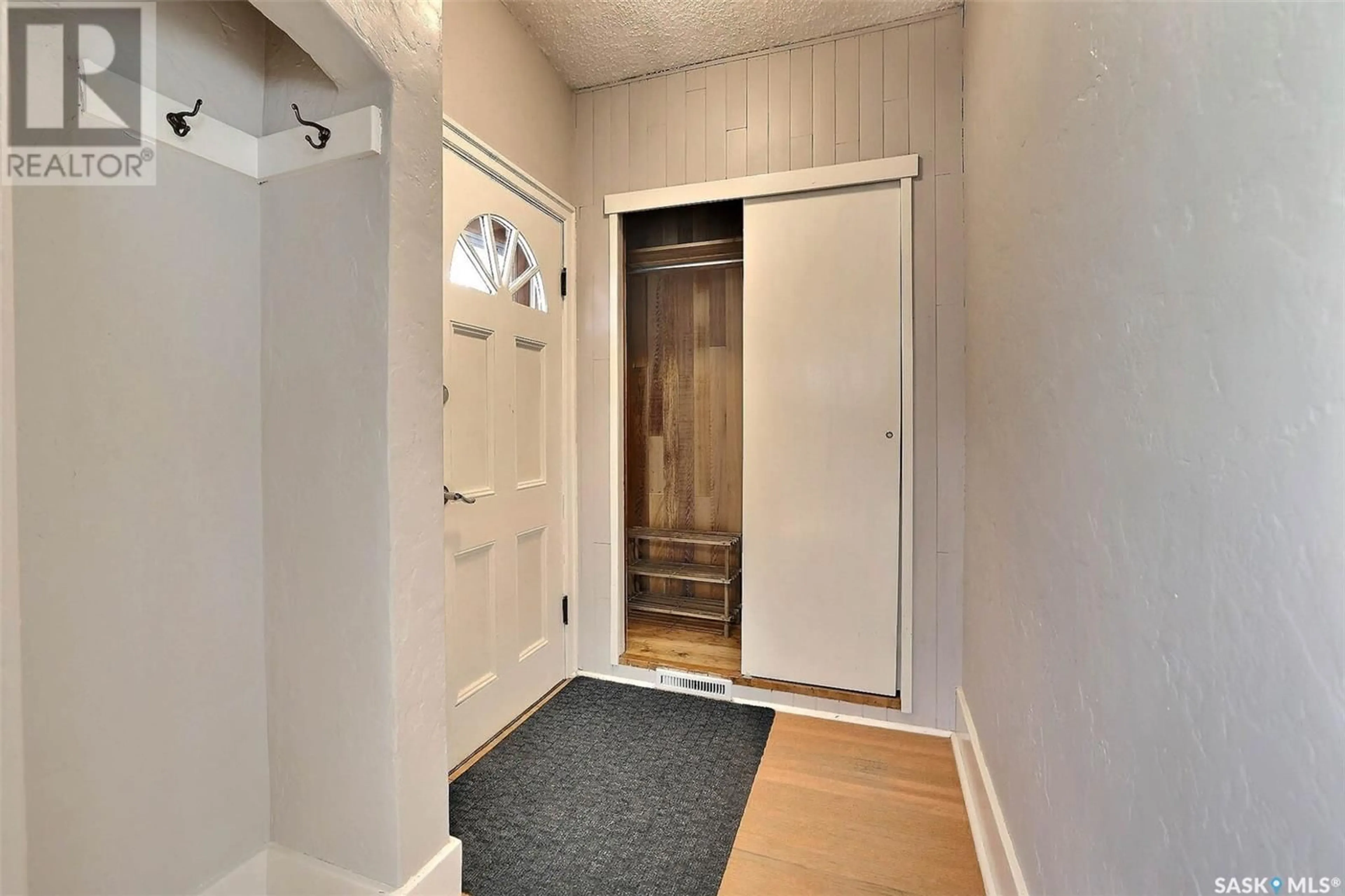 Indoor entryway for 2300 REYNOLDS STREET, Regina Saskatchewan S4N3N5