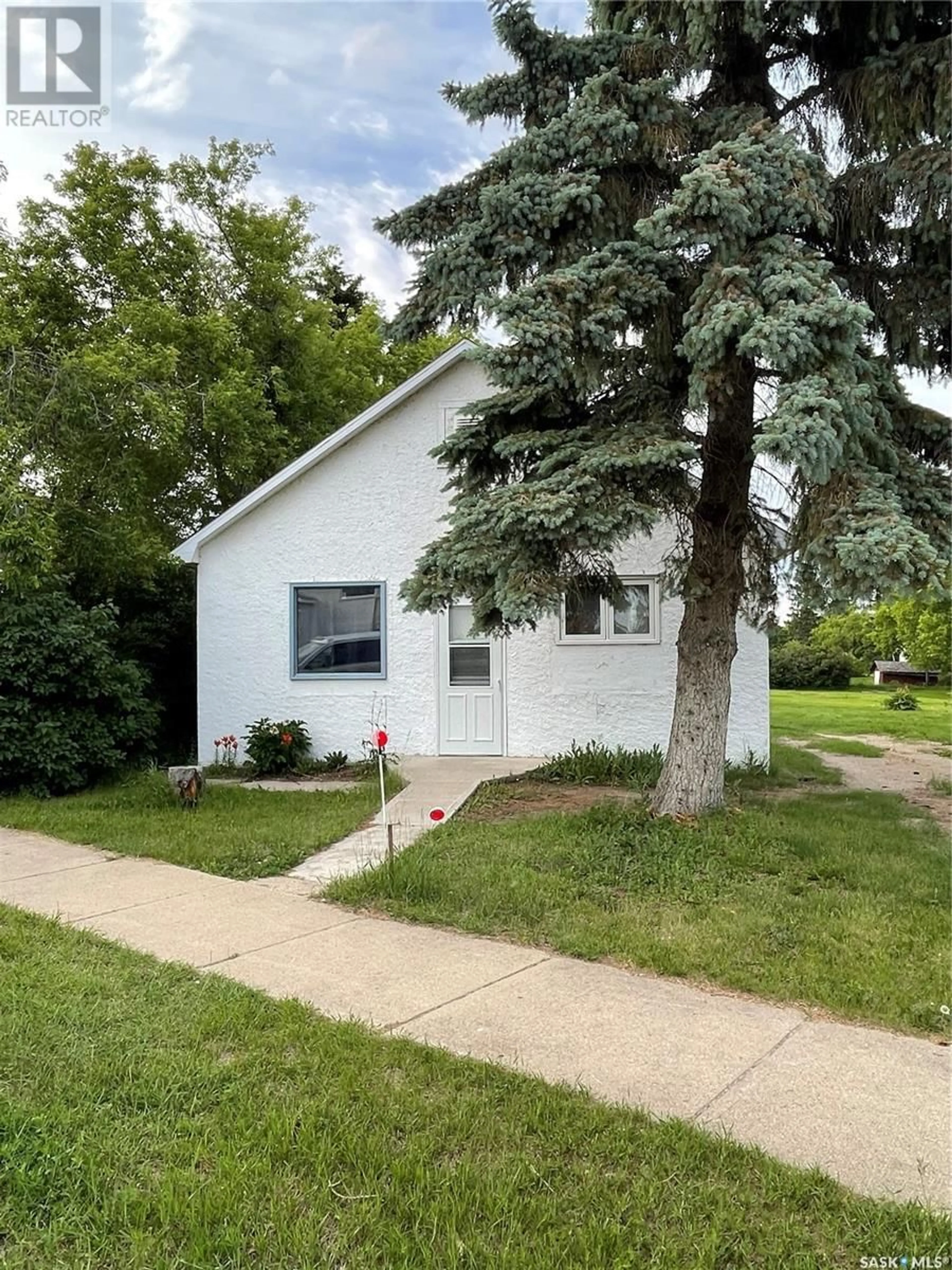 Home with vinyl exterior material, street for 108 1ST AVENUE, Ituna Saskatchewan S0A1N0