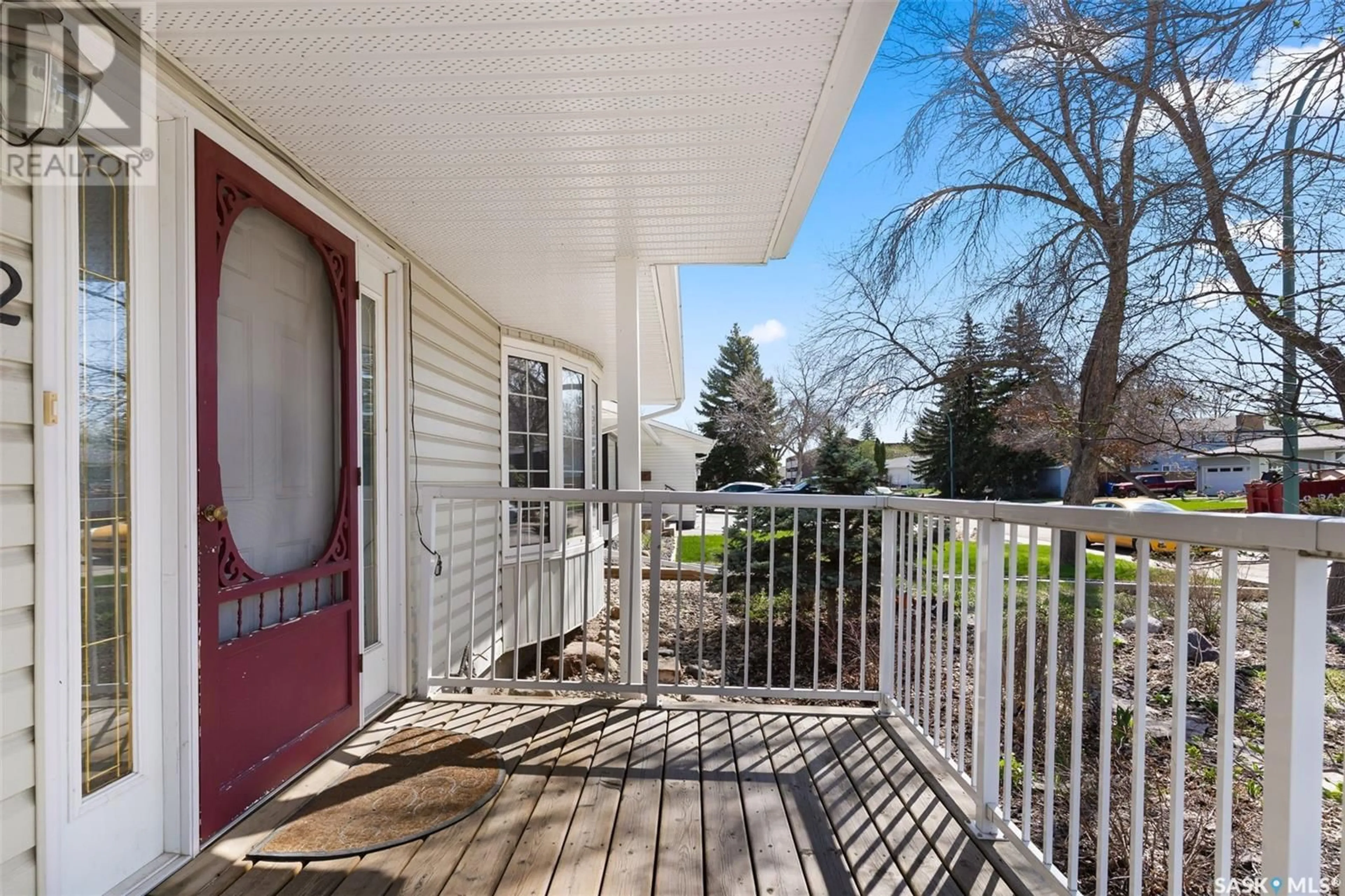 Patio, street for 22 LINCOLN DRIVE, Regina Saskatchewan S4S2V6