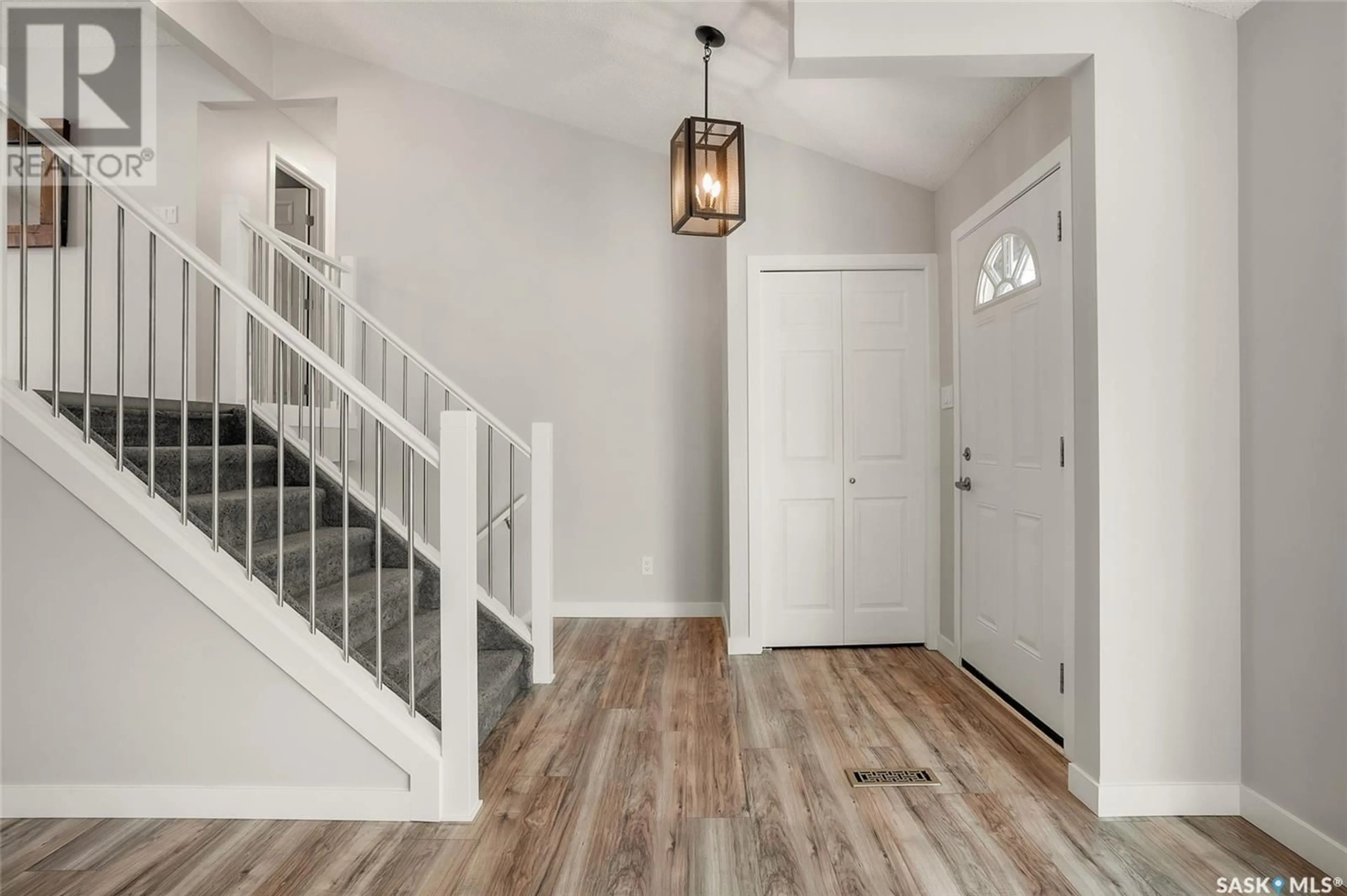 Indoor entryway for 367 COSTIGAN CRESCENT, Saskatoon Saskatchewan S7J3P2