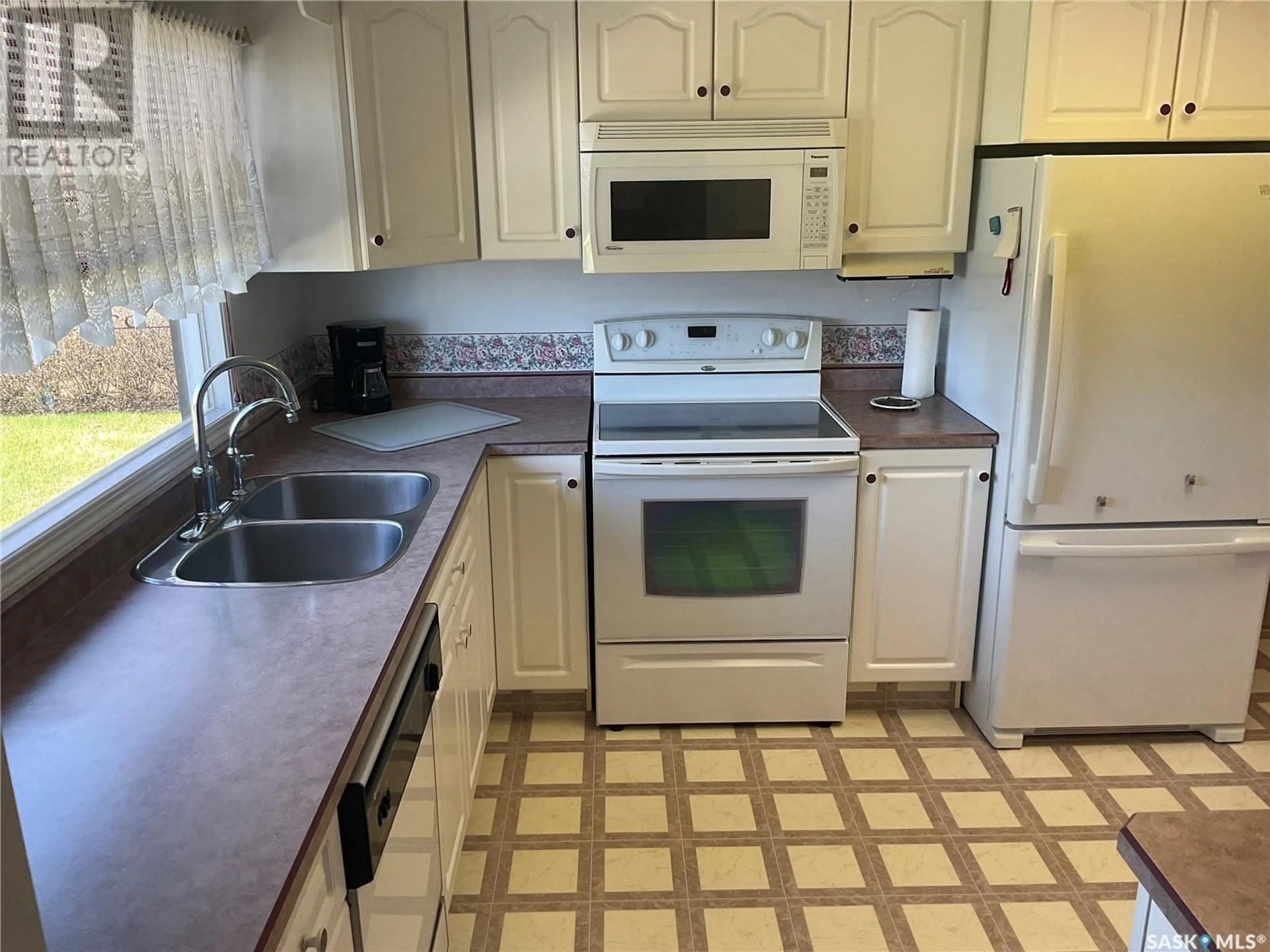 Standard kitchen, ceramic/tile floor for 412 2ND STREET, Wakaw Saskatchewan S0K4P0