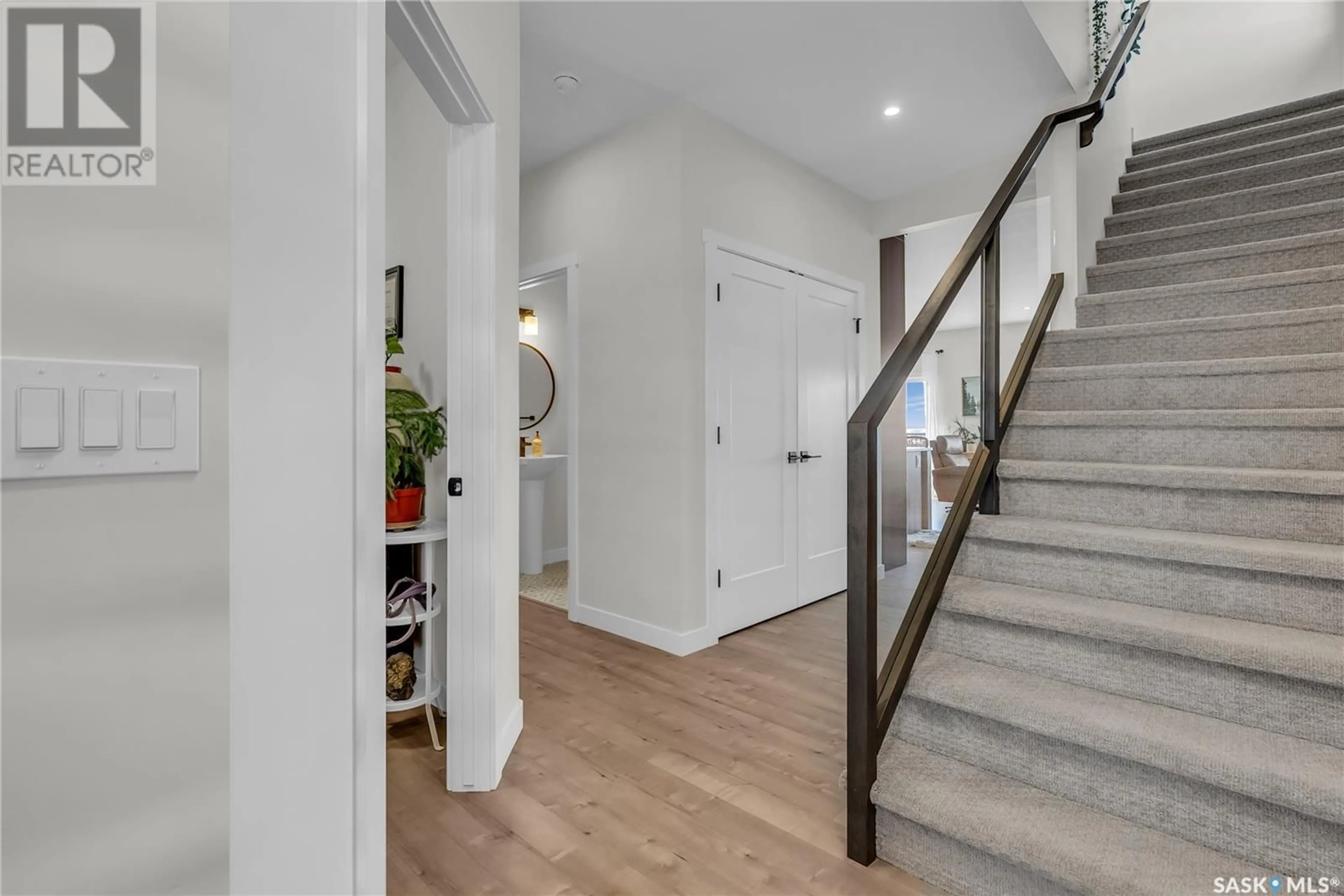 Indoor entryway for 102 KEITH WAY, Saskatoon Saskatchewan S7V0P4