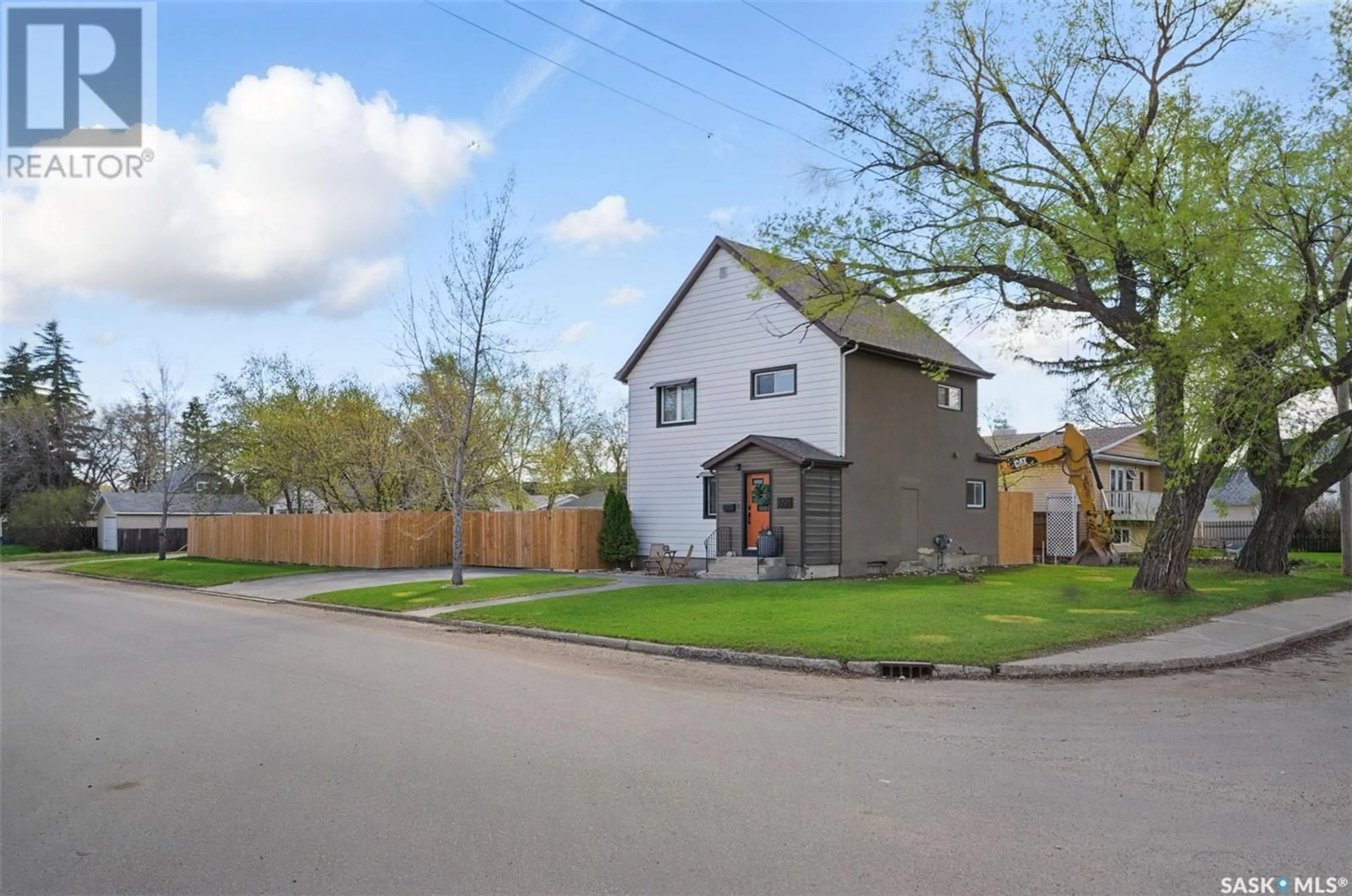 A pic from outside/outdoor area/front of a property/back of a property/a pic from drone, street for 1221 6TH AVENUE, Saskatoon Saskatchewan S7K2T6