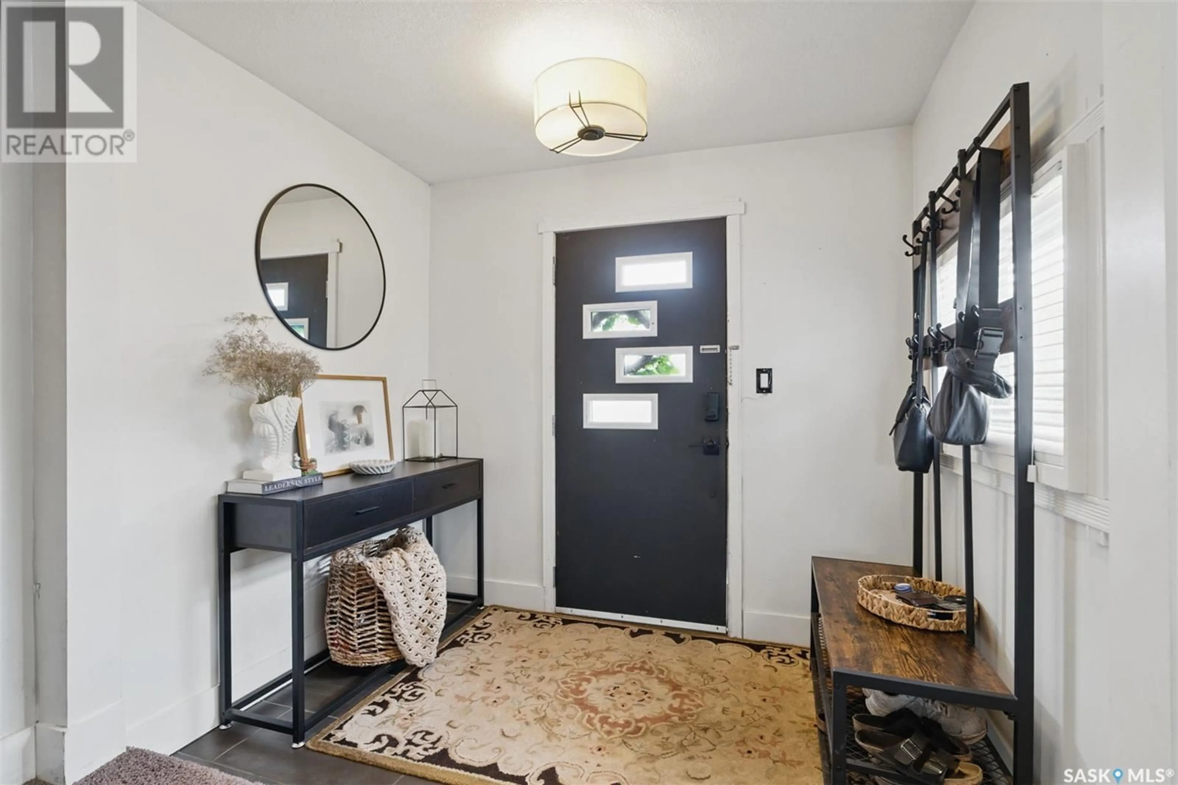 Indoor entryway for 1221 6TH AVENUE, Saskatoon Saskatchewan S7K2T6
