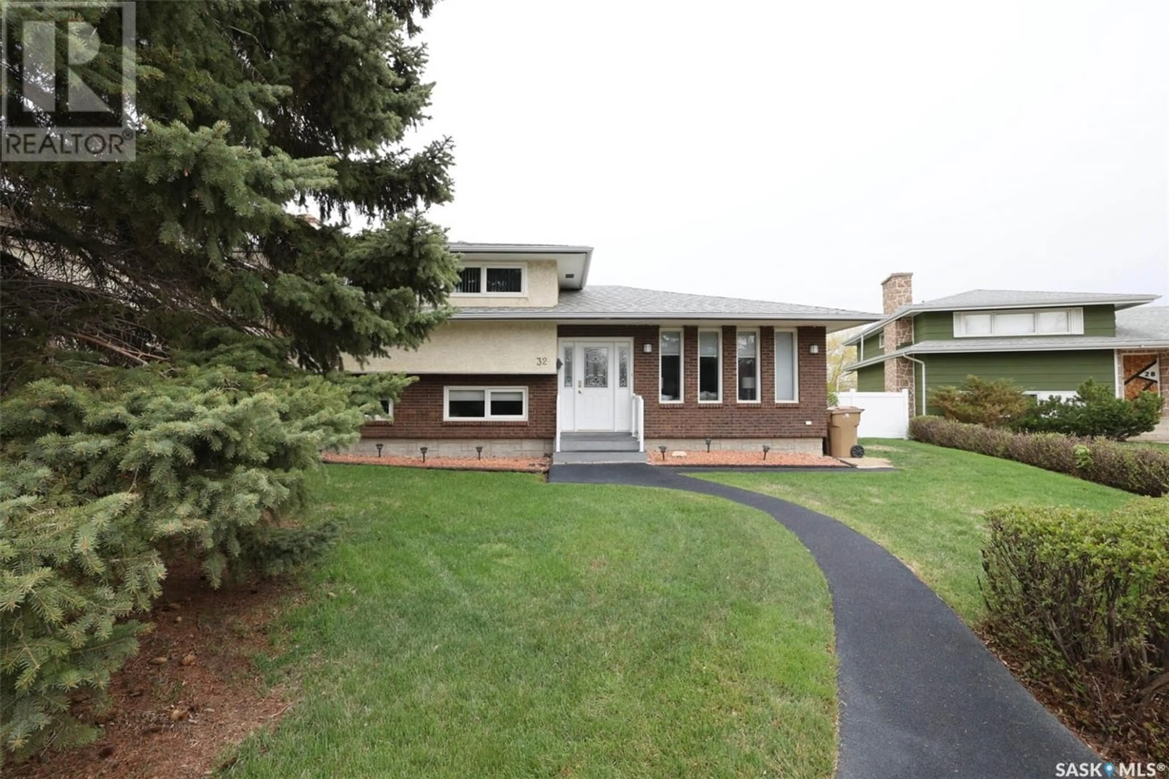 Home with vinyl exterior material, street for 32 DOWIE BAY, Regina Saskatchewan S4R5W3
