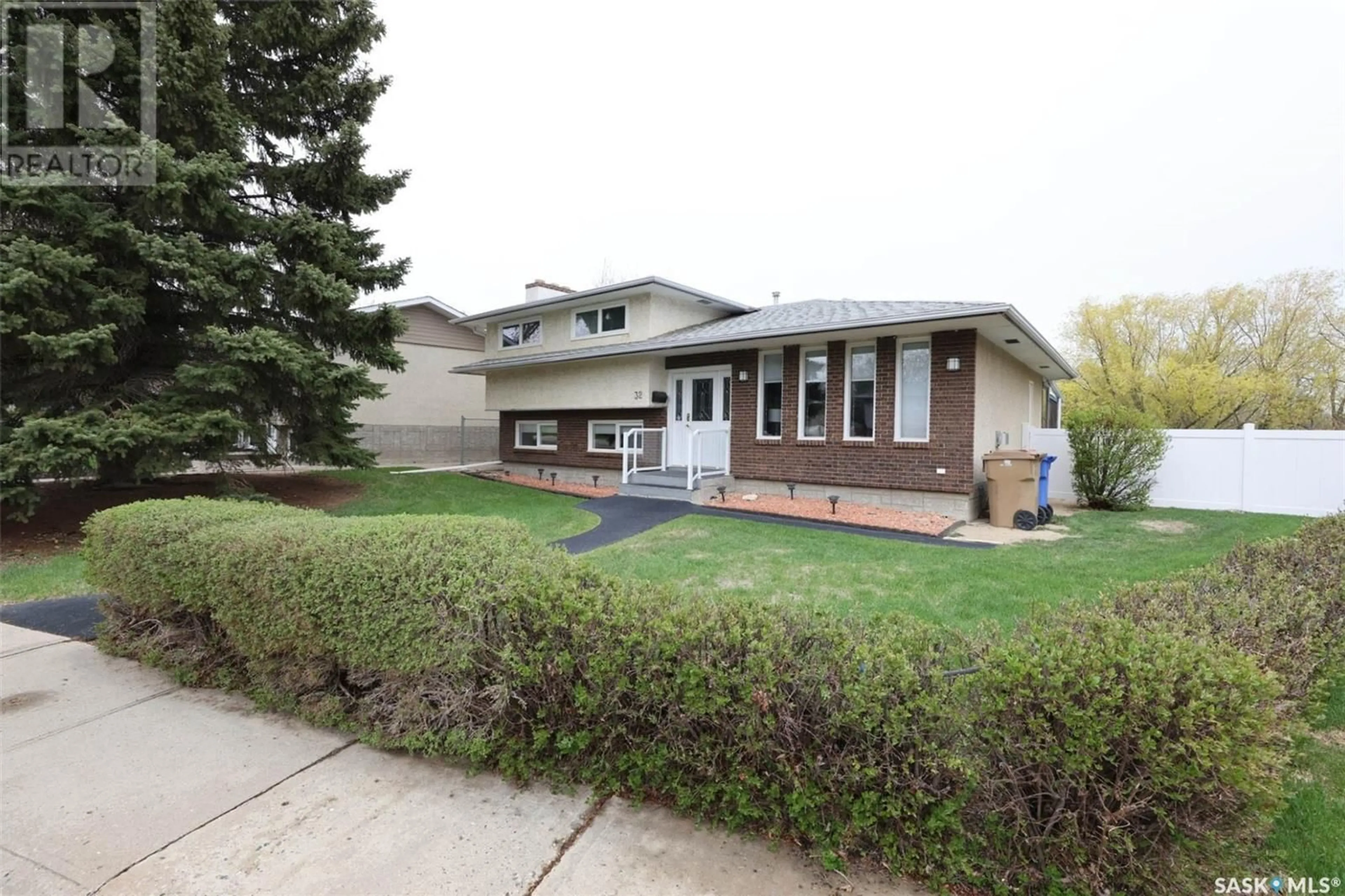 Home with brick exterior material, street for 32 DOWIE BAY, Regina Saskatchewan S4R5W3
