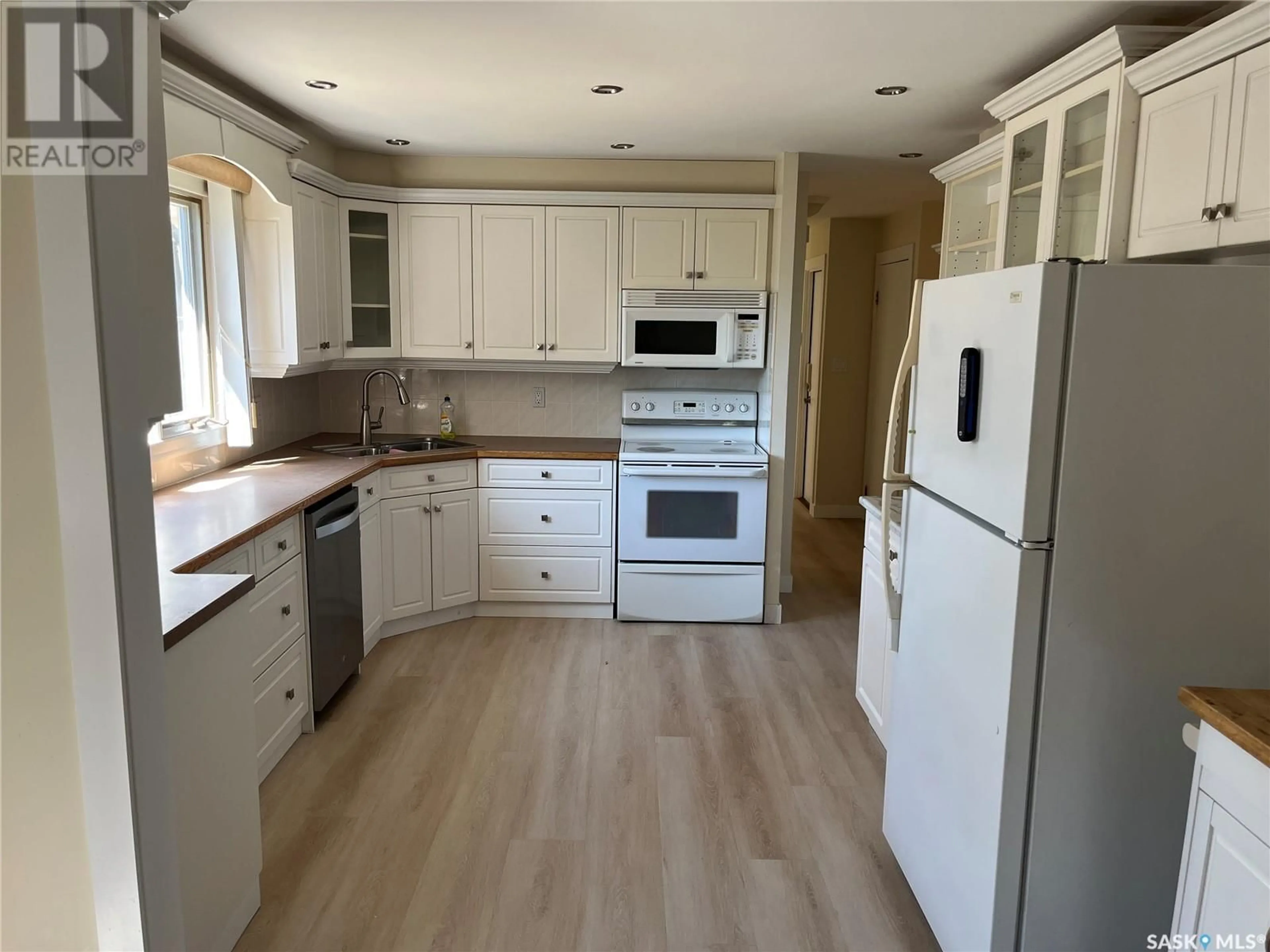 Open concept kitchen, wood/laminate floor for 392 HABKIRK DRIVE, Regina Saskatchewan S4S6A8