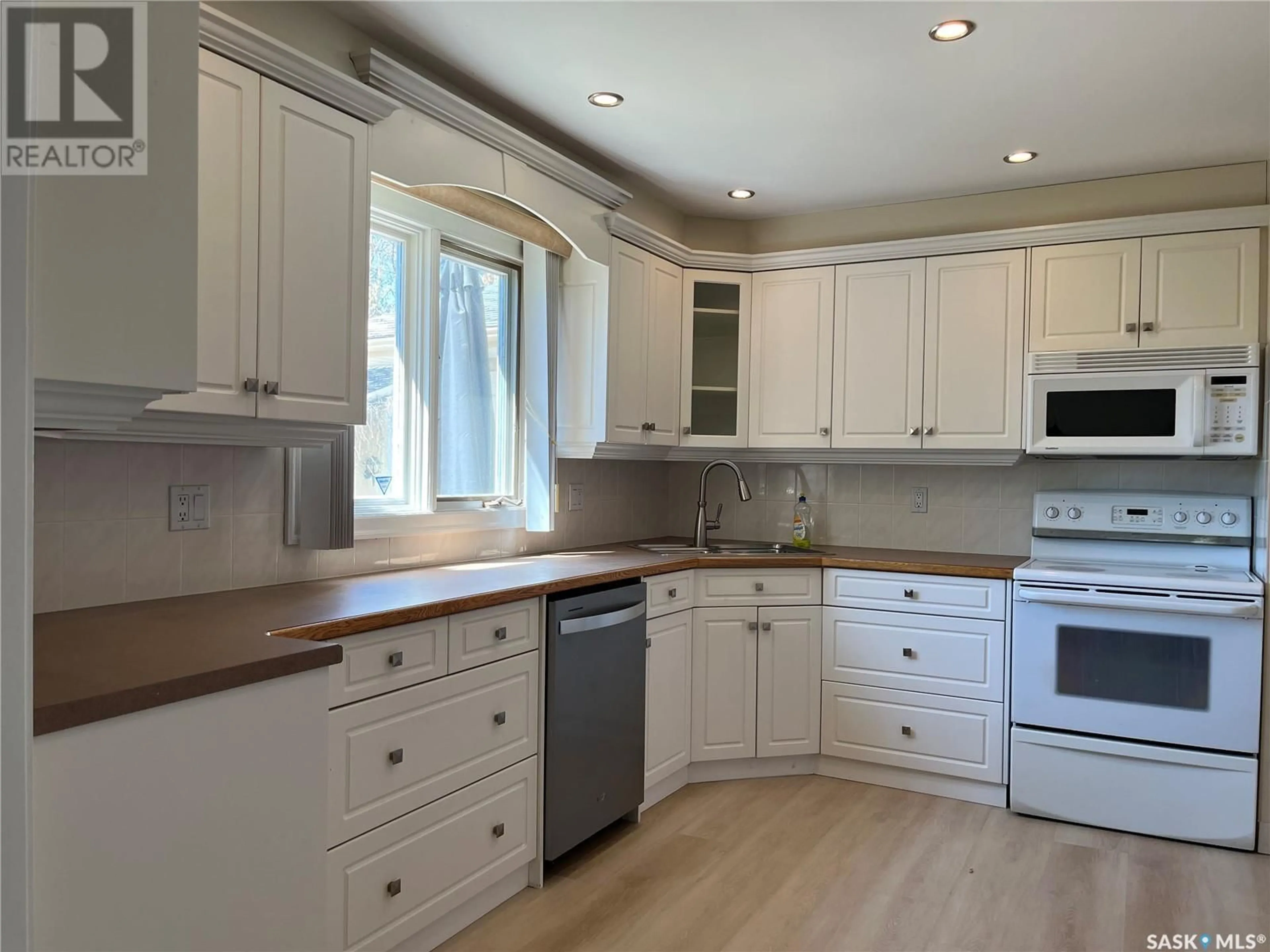 Open concept kitchen, wood/laminate floor for 392 HABKIRK DRIVE, Regina Saskatchewan S4S6A8