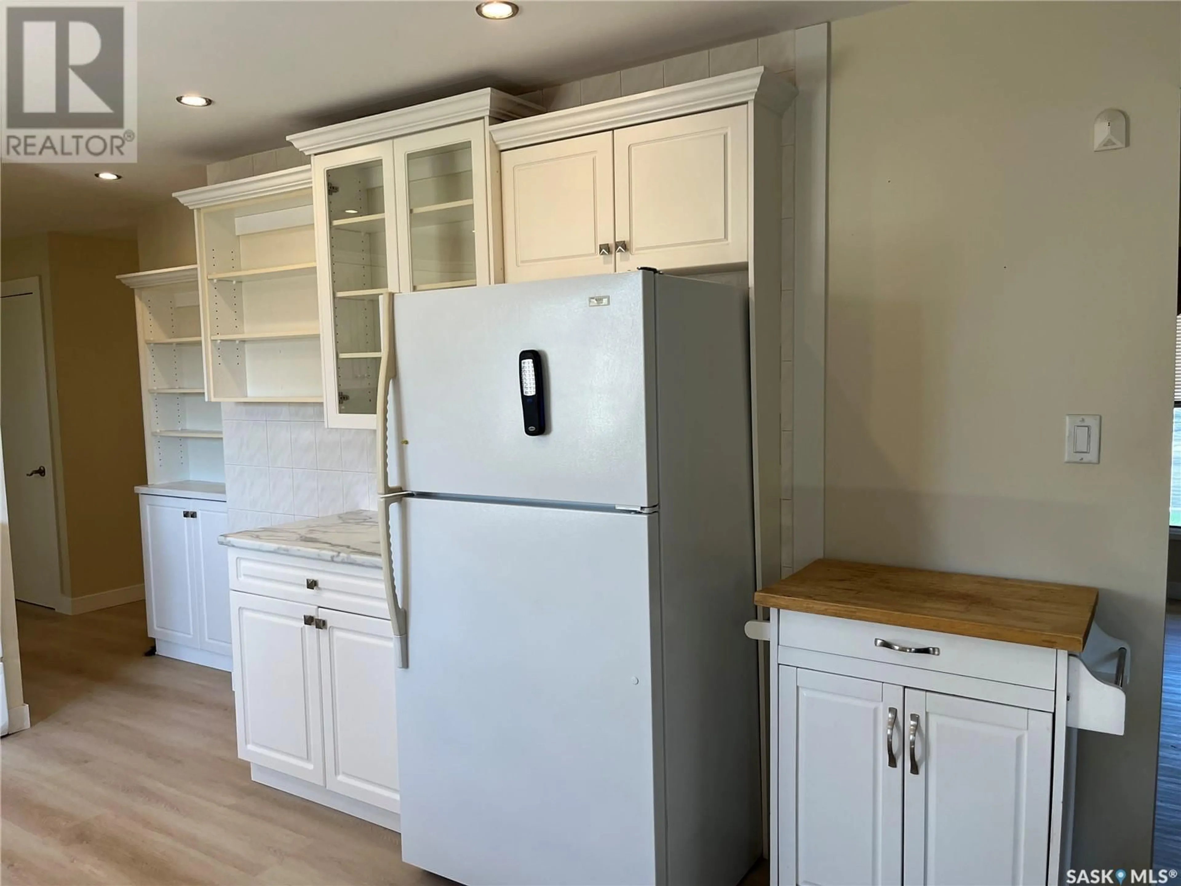Standard kitchen, wood/laminate floor for 392 HABKIRK DRIVE, Regina Saskatchewan S4S6A8