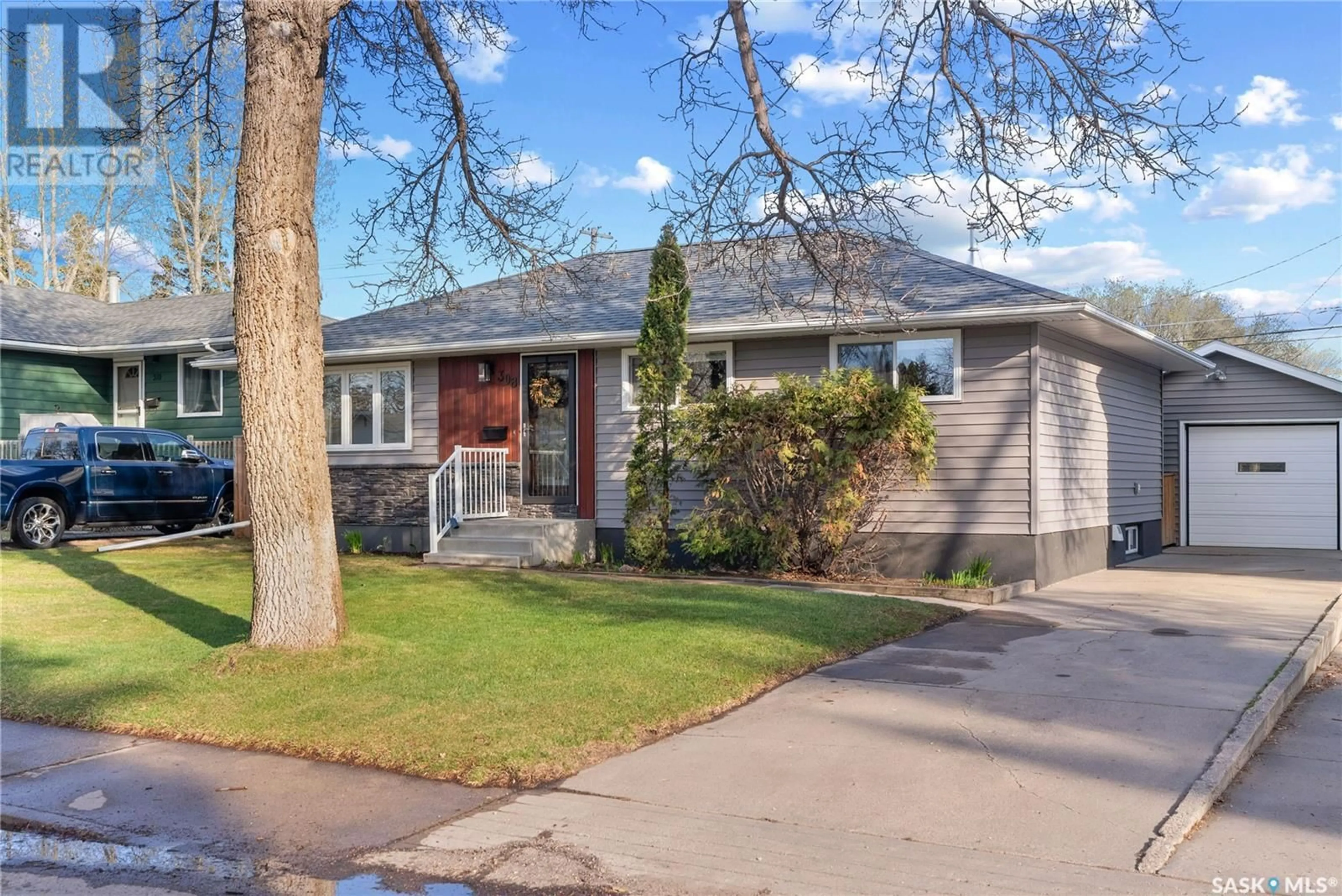 Home with vinyl exterior material, street for 308 CASCADE STREET, Saskatoon Saskatchewan S7J0M5