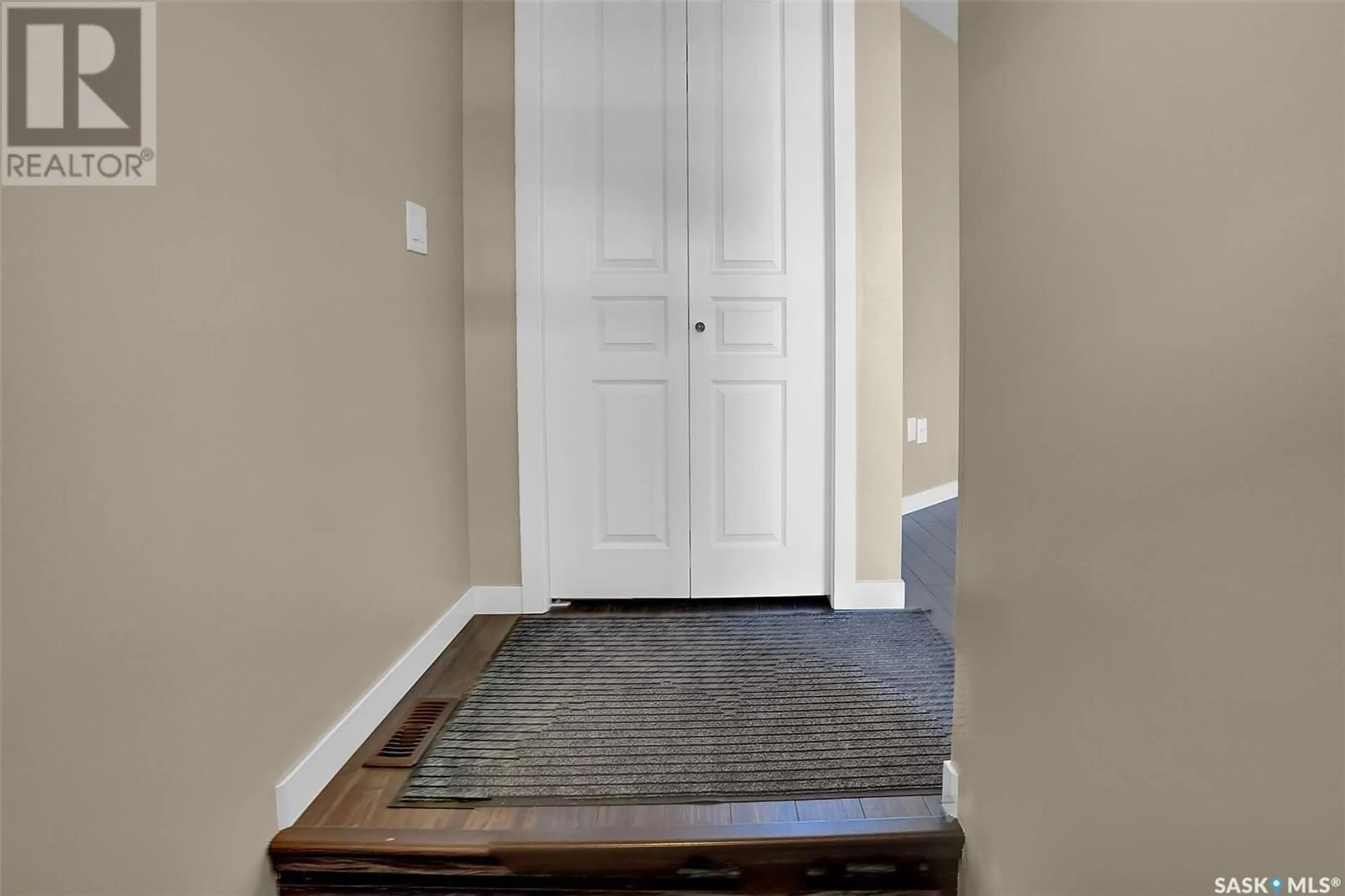 Indoor entryway for 20 - 5004 JAMES HILL ROAD, Regina Saskatchewan S4W0E8