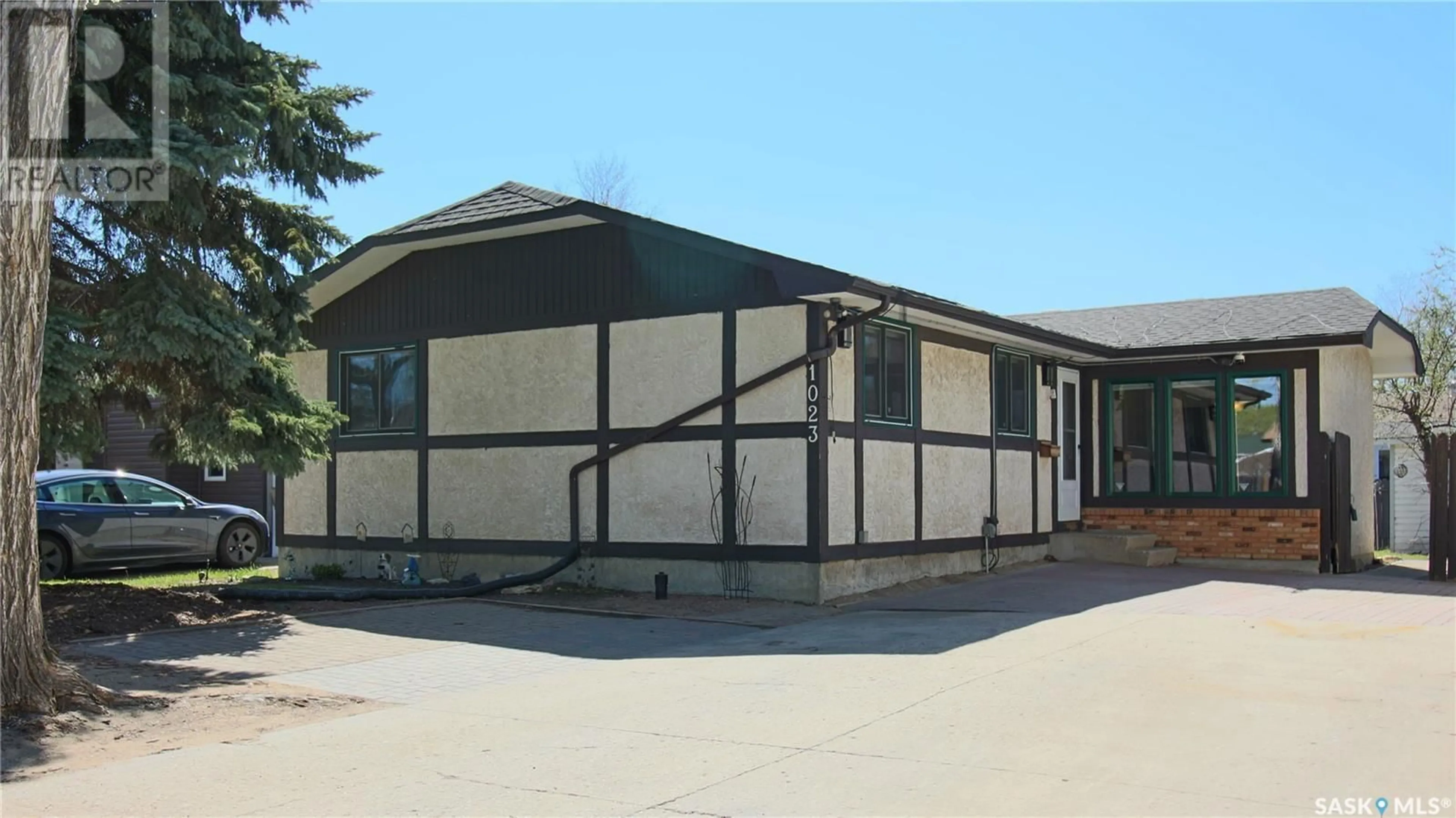 Home with vinyl exterior material, building for 1023 GRAHAM ROAD, Regina Saskatchewan S4N5Z5