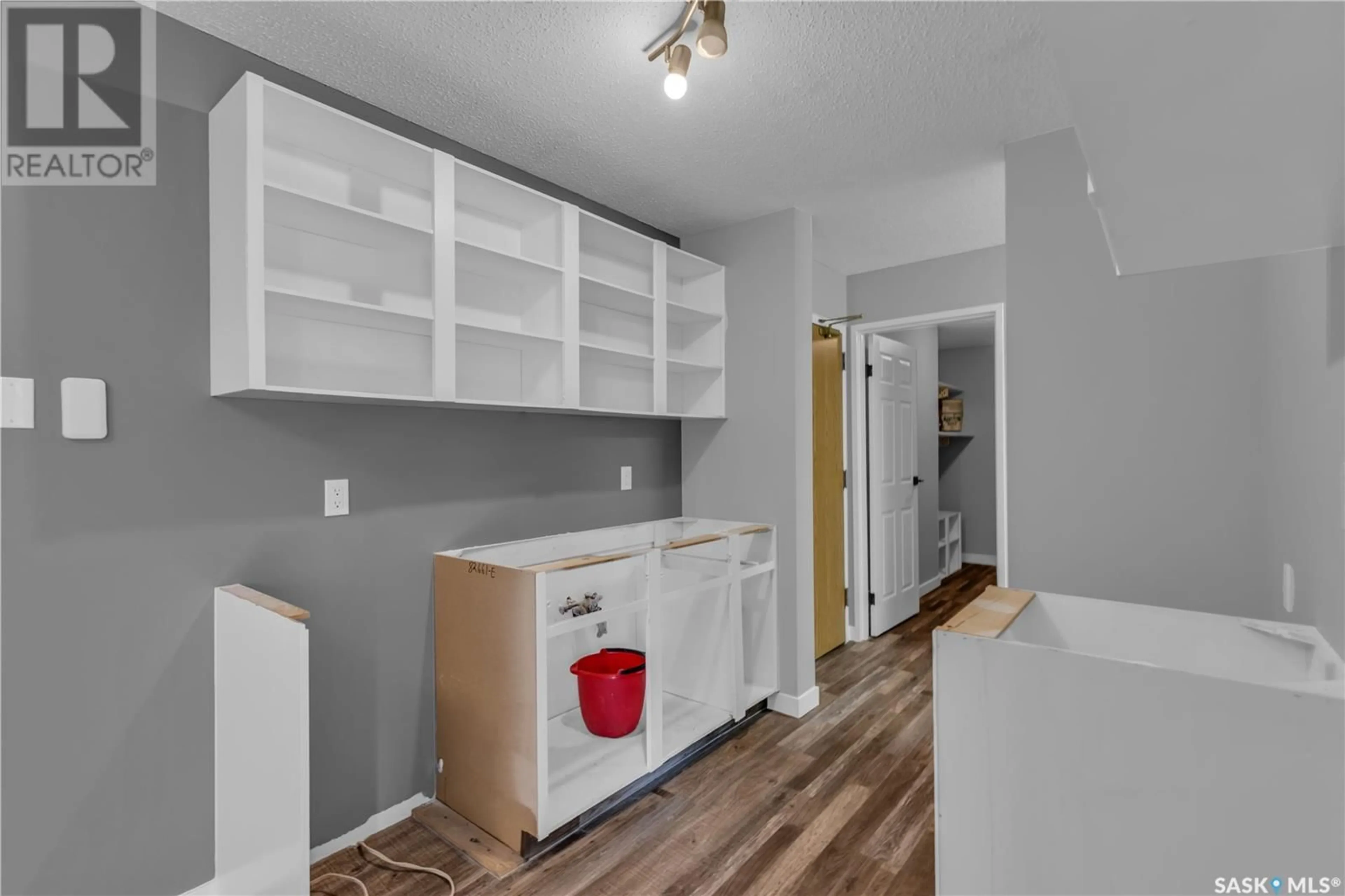 Standard kitchen, unknown for E - 921 425 115TH STREET, Saskatoon Saskatchewan S7N2E5