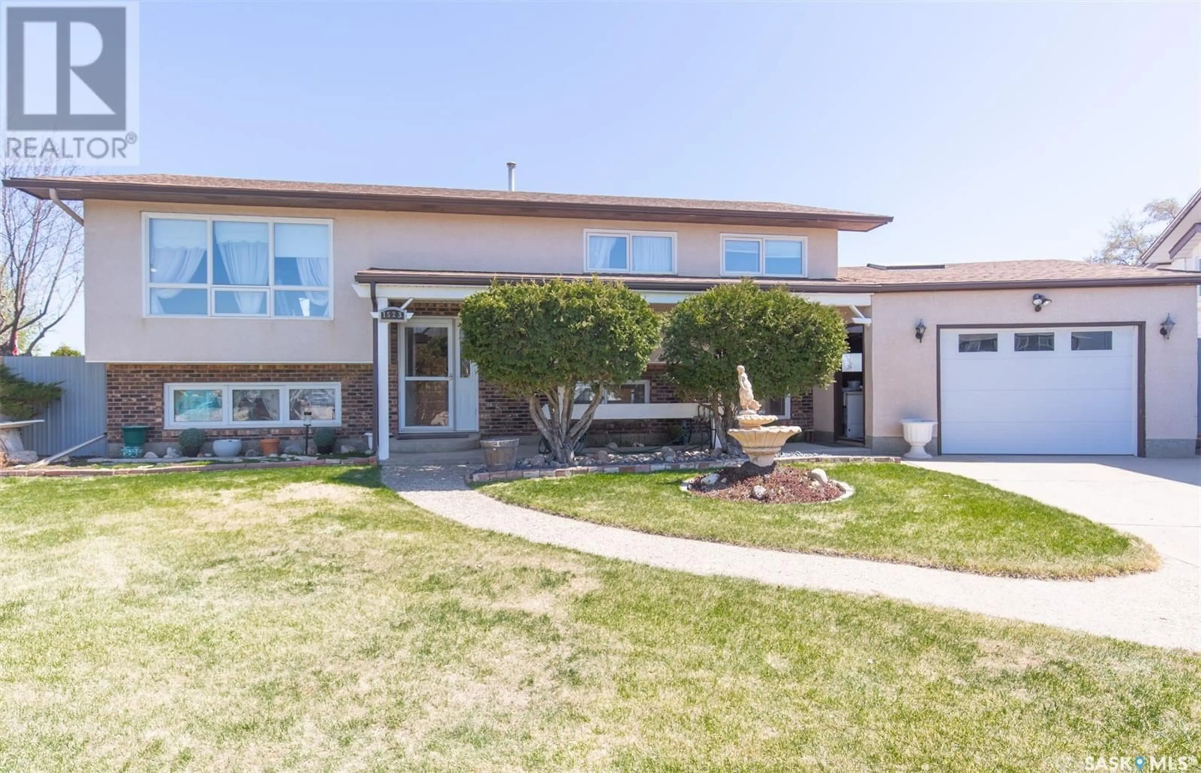 Home with vinyl exterior material, street for 1523 CREE CRESCENT, Moose Jaw Saskatchewan S6H7G2
