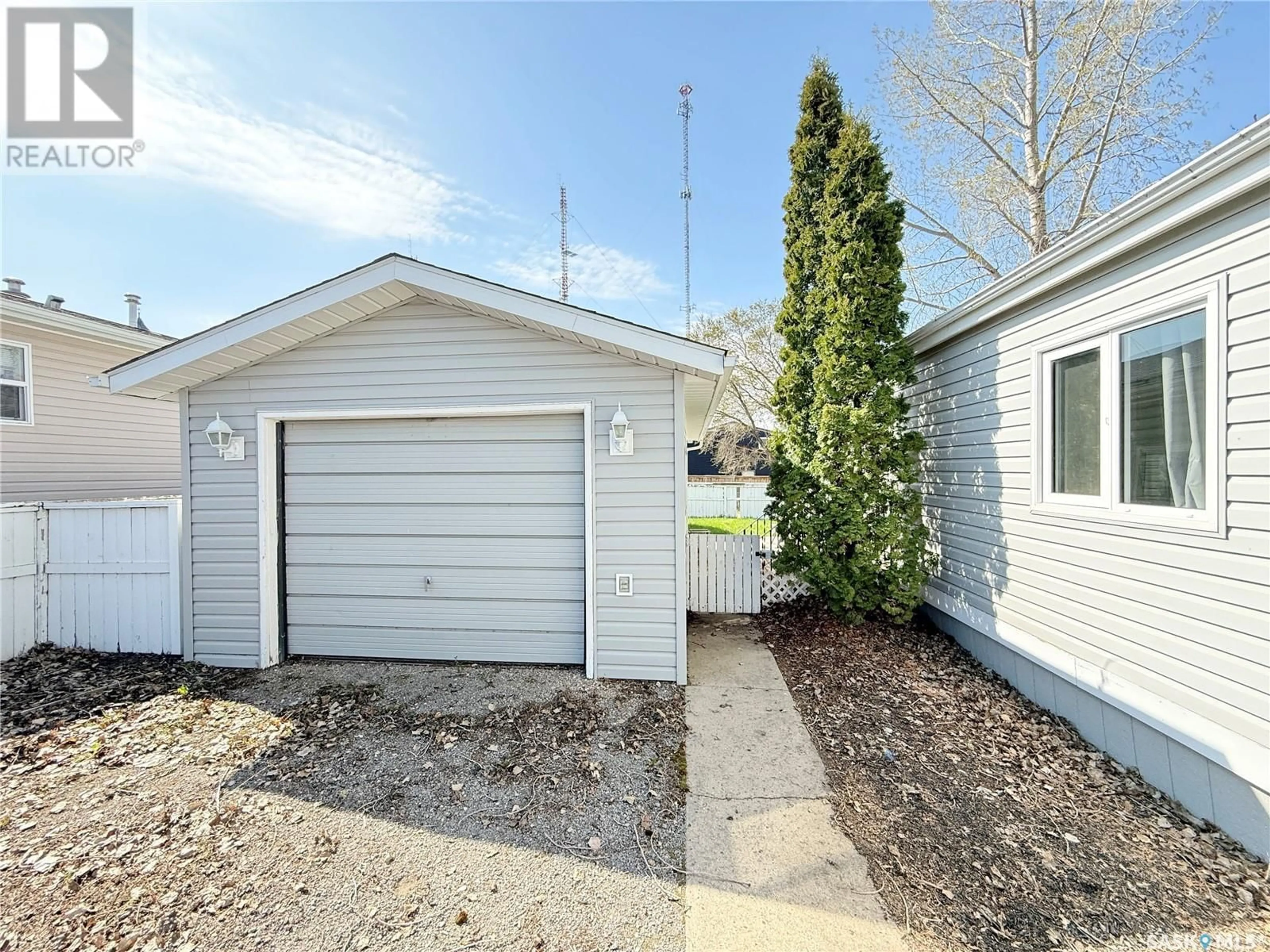 Shed for 324 9TH AVENUE, Weyburn Saskatchewan S4H3L6