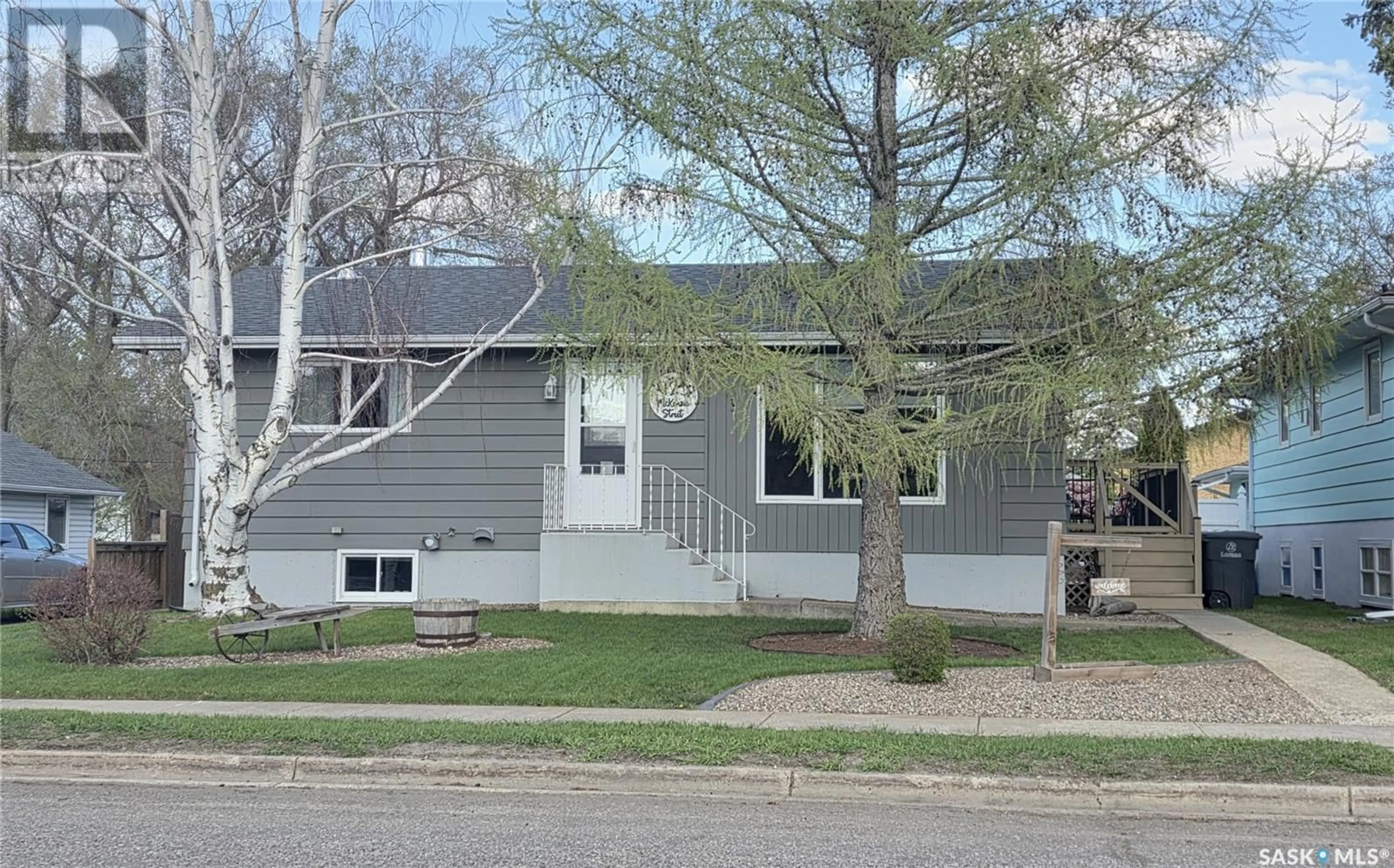 Home with vinyl exterior material, street for 425 MCKENZIE STREET, Outlook Saskatchewan S0L2N0
