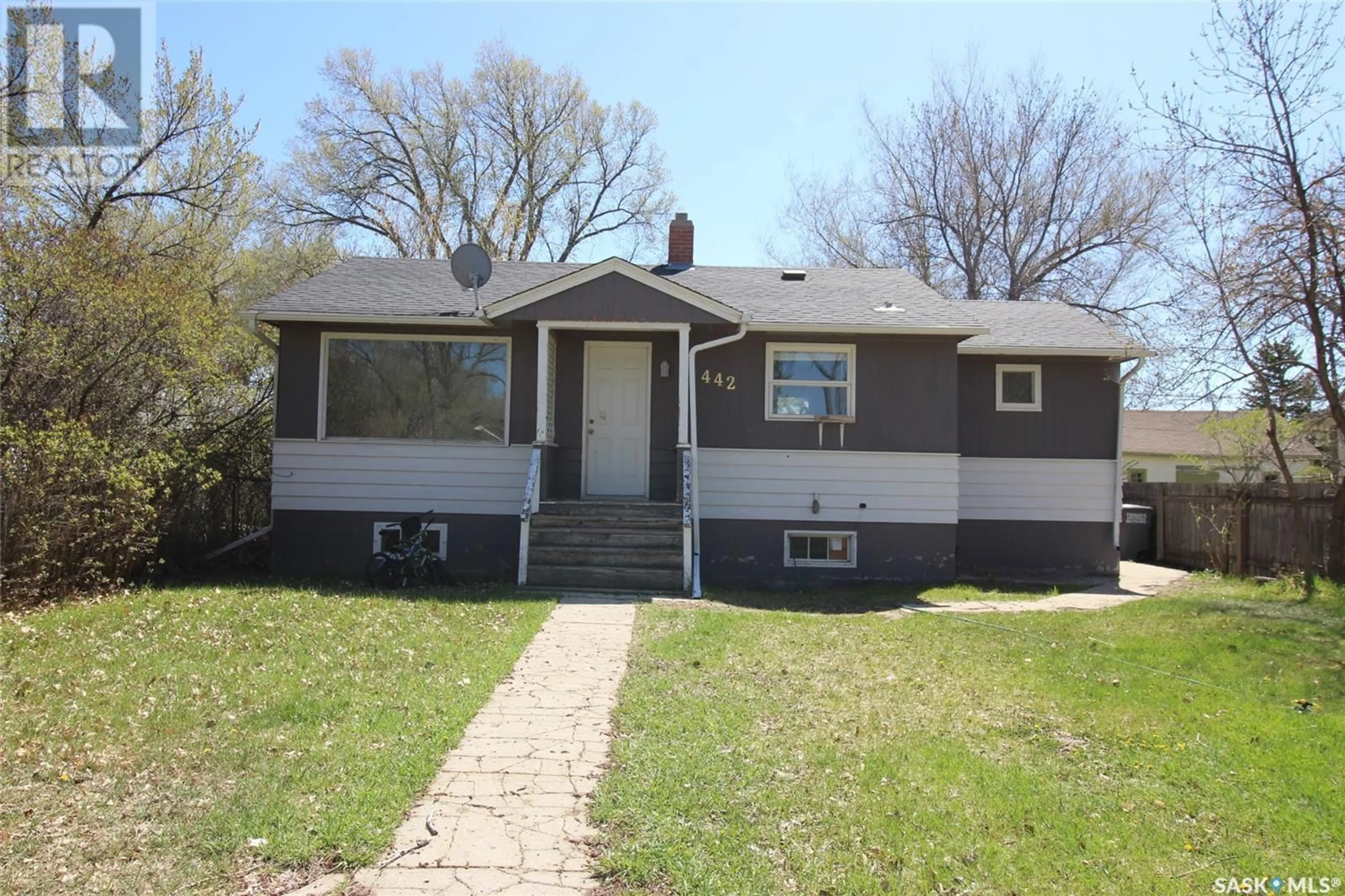 Home with vinyl exterior material, street for 442 FRONT STREET, Eastend Saskatchewan S0N0T0
