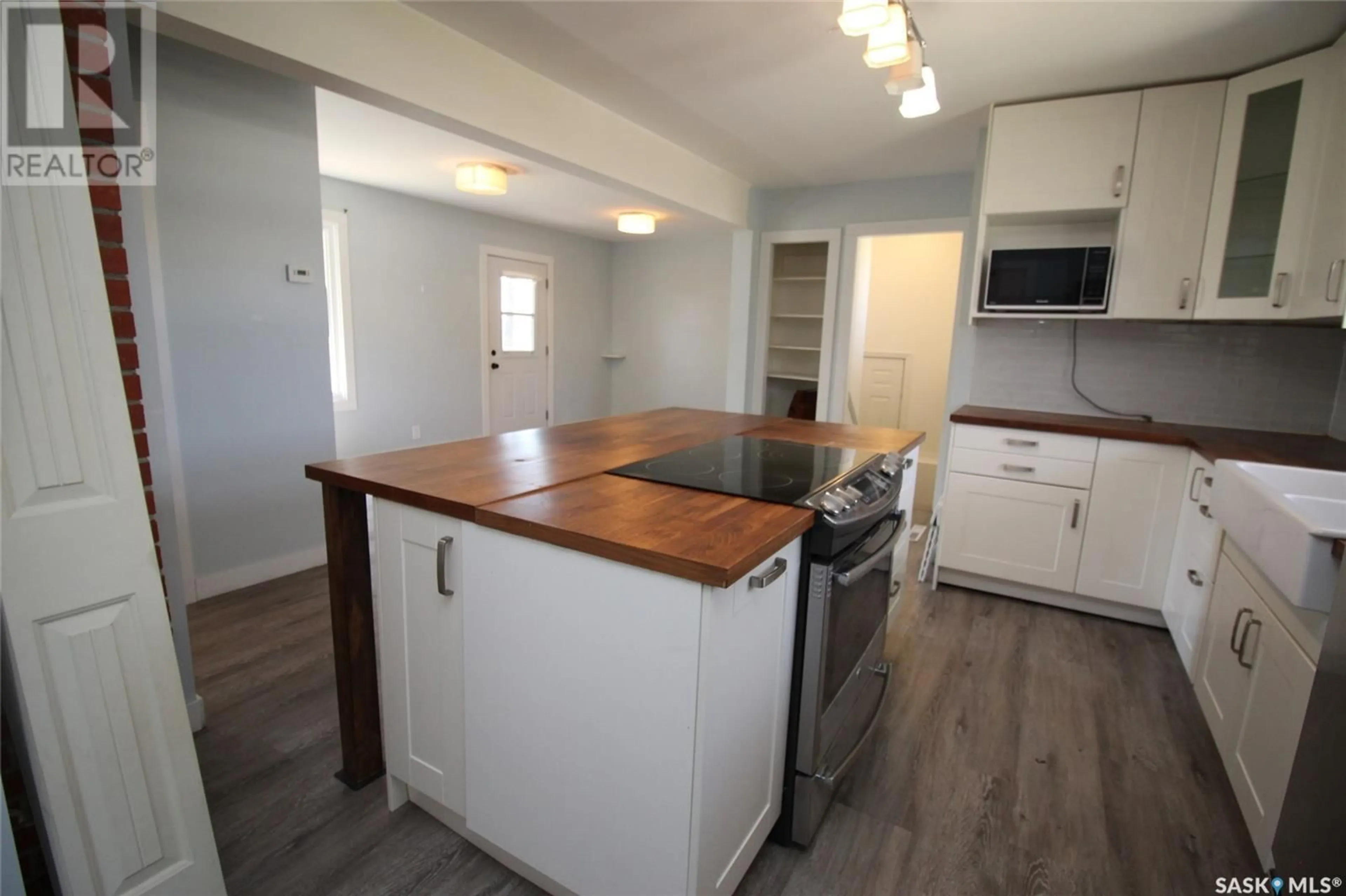 Open concept kitchen, wood/laminate floor for 442 FRONT STREET, Eastend Saskatchewan S0N0T0