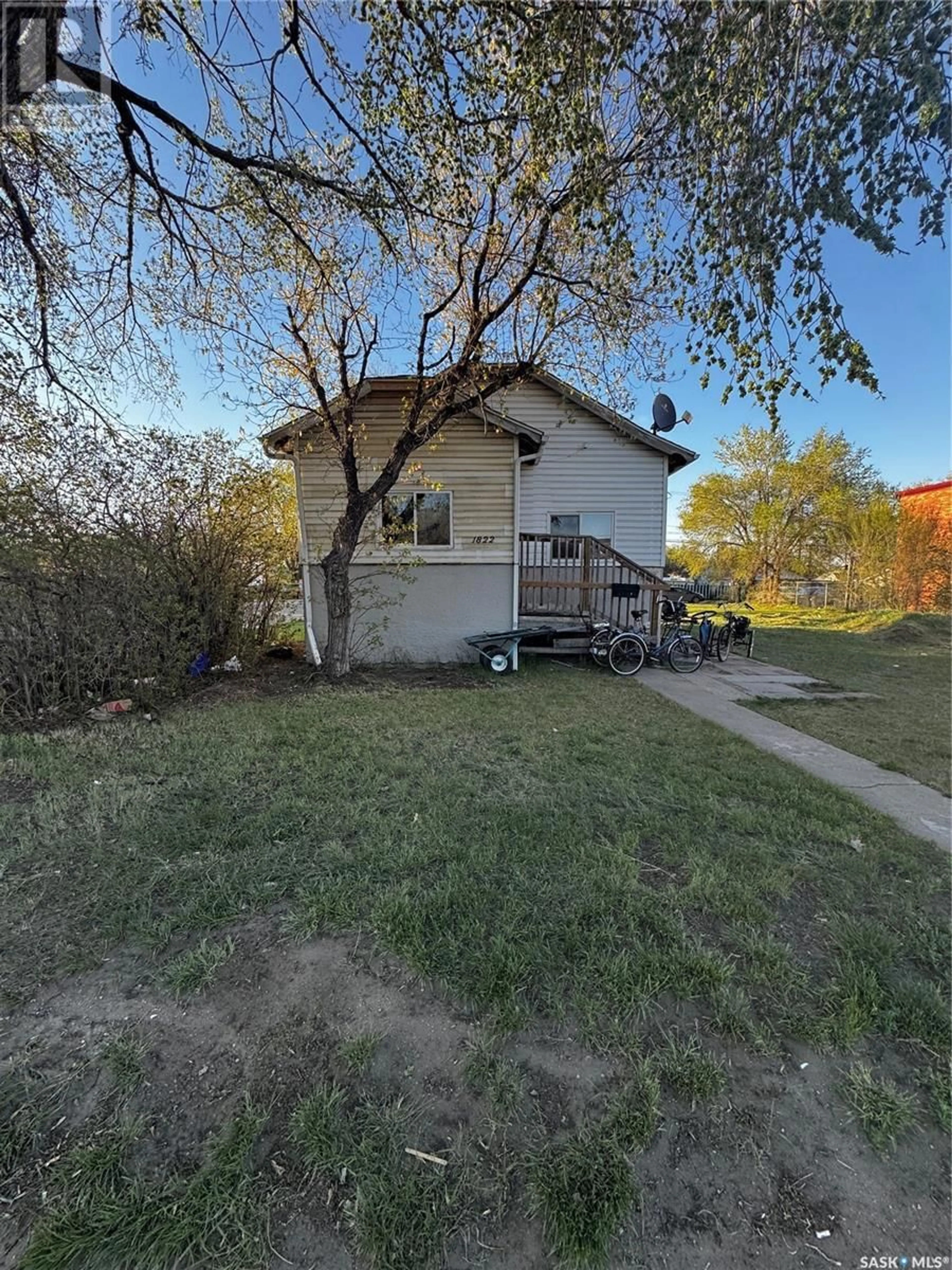 A pic from outside/outdoor area/front of a property/back of a property/a pic from drone, street for 1822 22ND STREET, Saskatoon Saskatchewan S7L2Z6