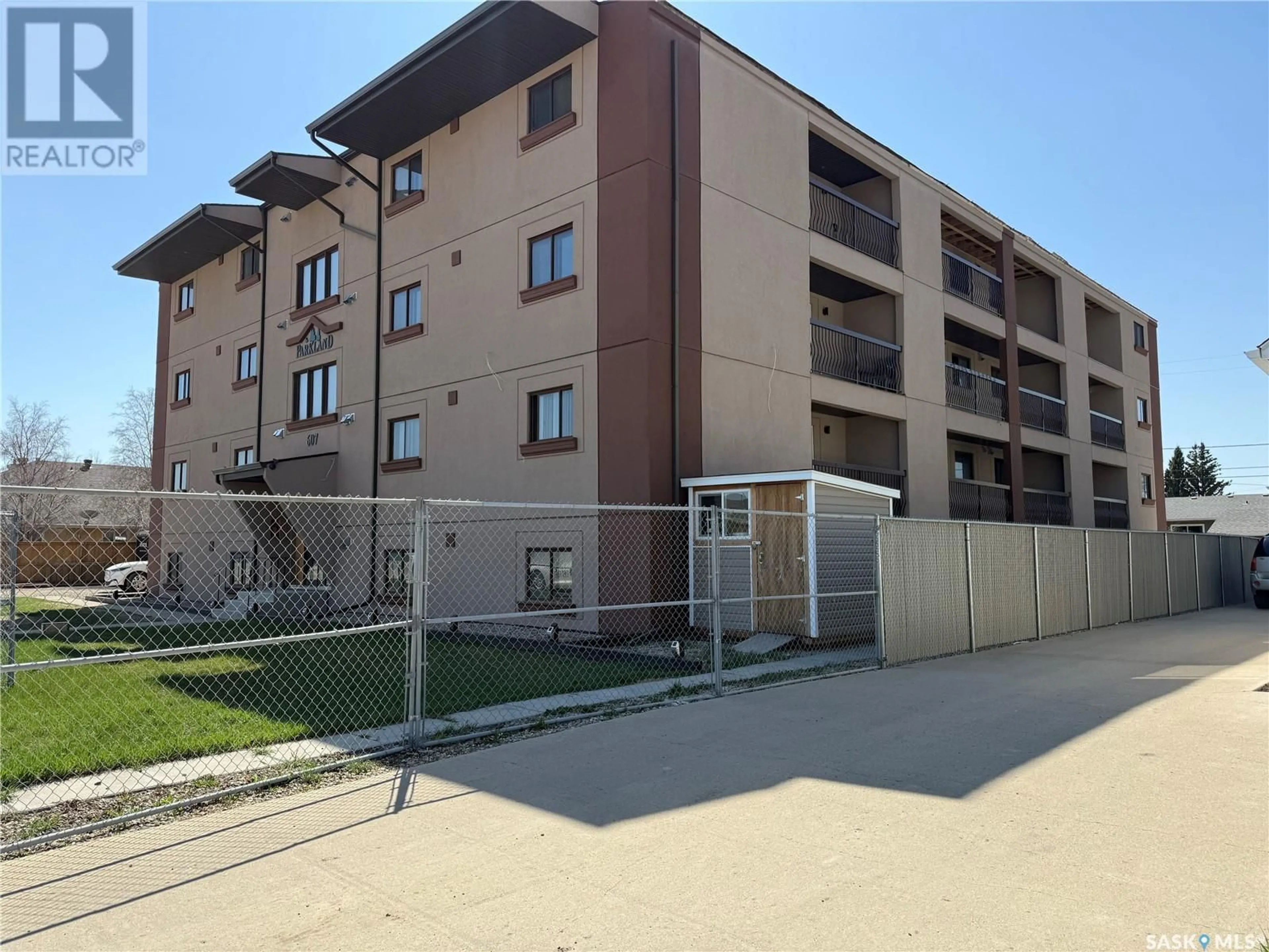 Patio, building for 402 607 10TH STREET, Humboldt Saskatchewan S0K2A0